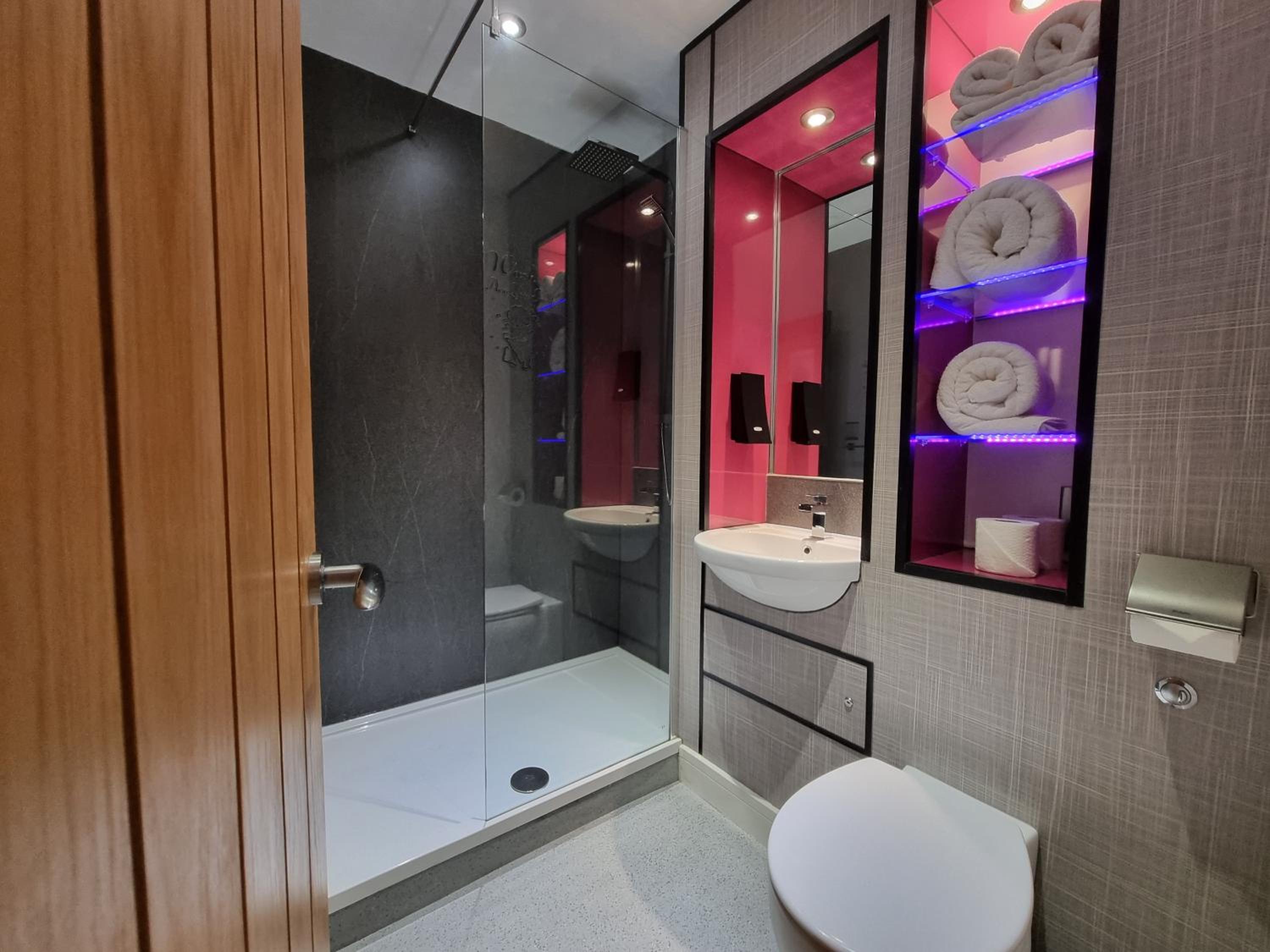 Deluxe Double Room with Shower photo 3