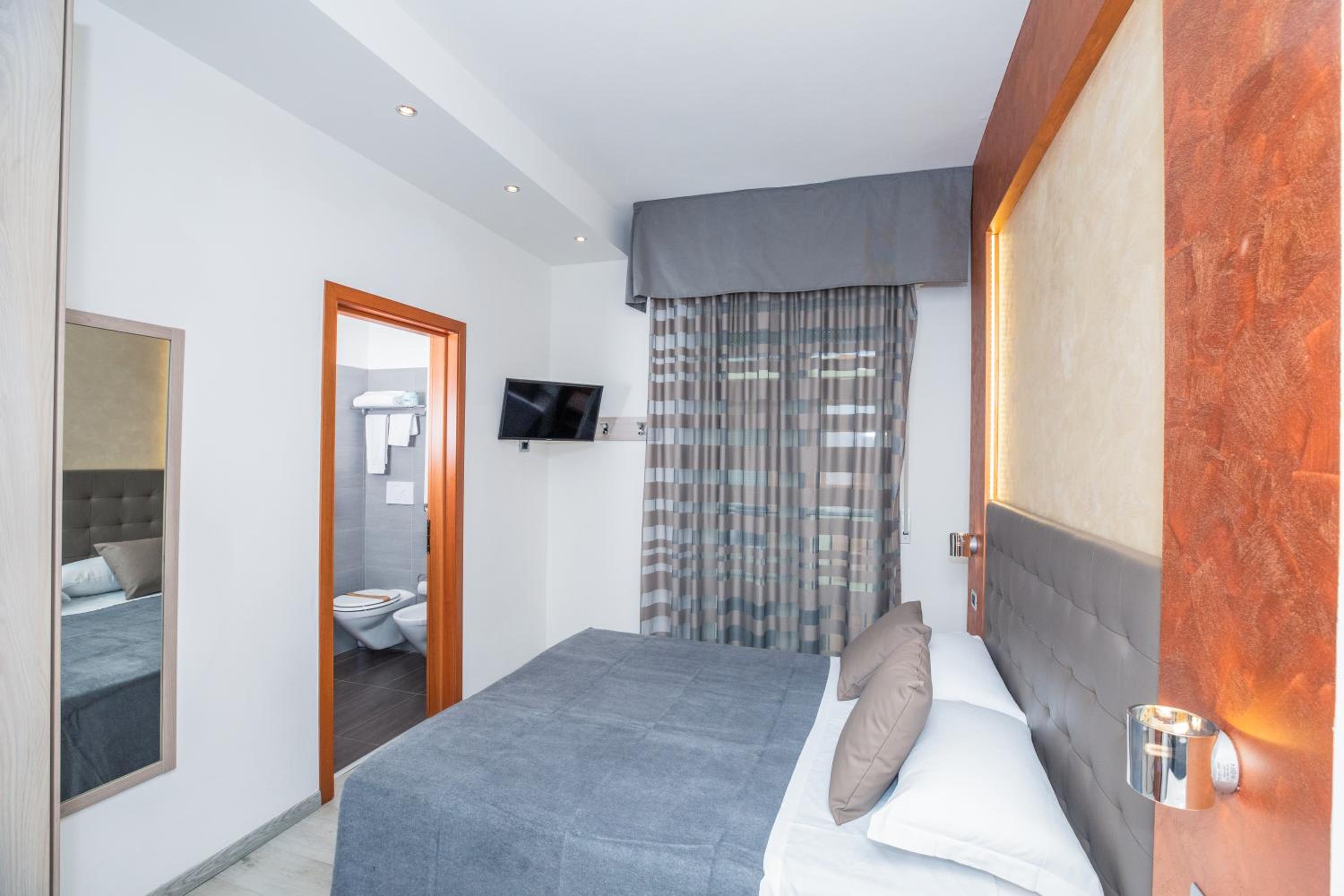 2 Connecting Rooms - Photo 1