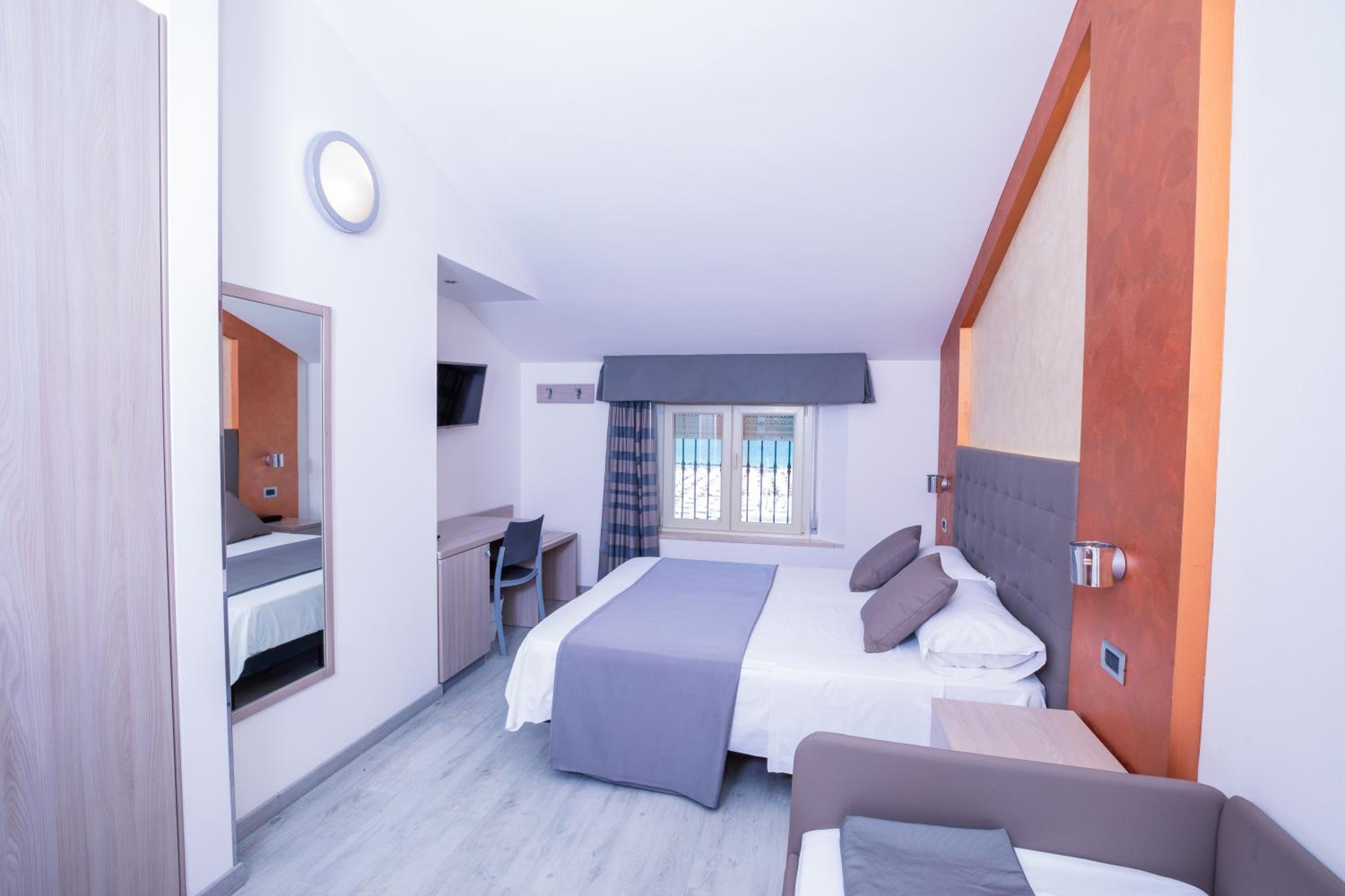 Panoramic Quadruple Room - Photo 3