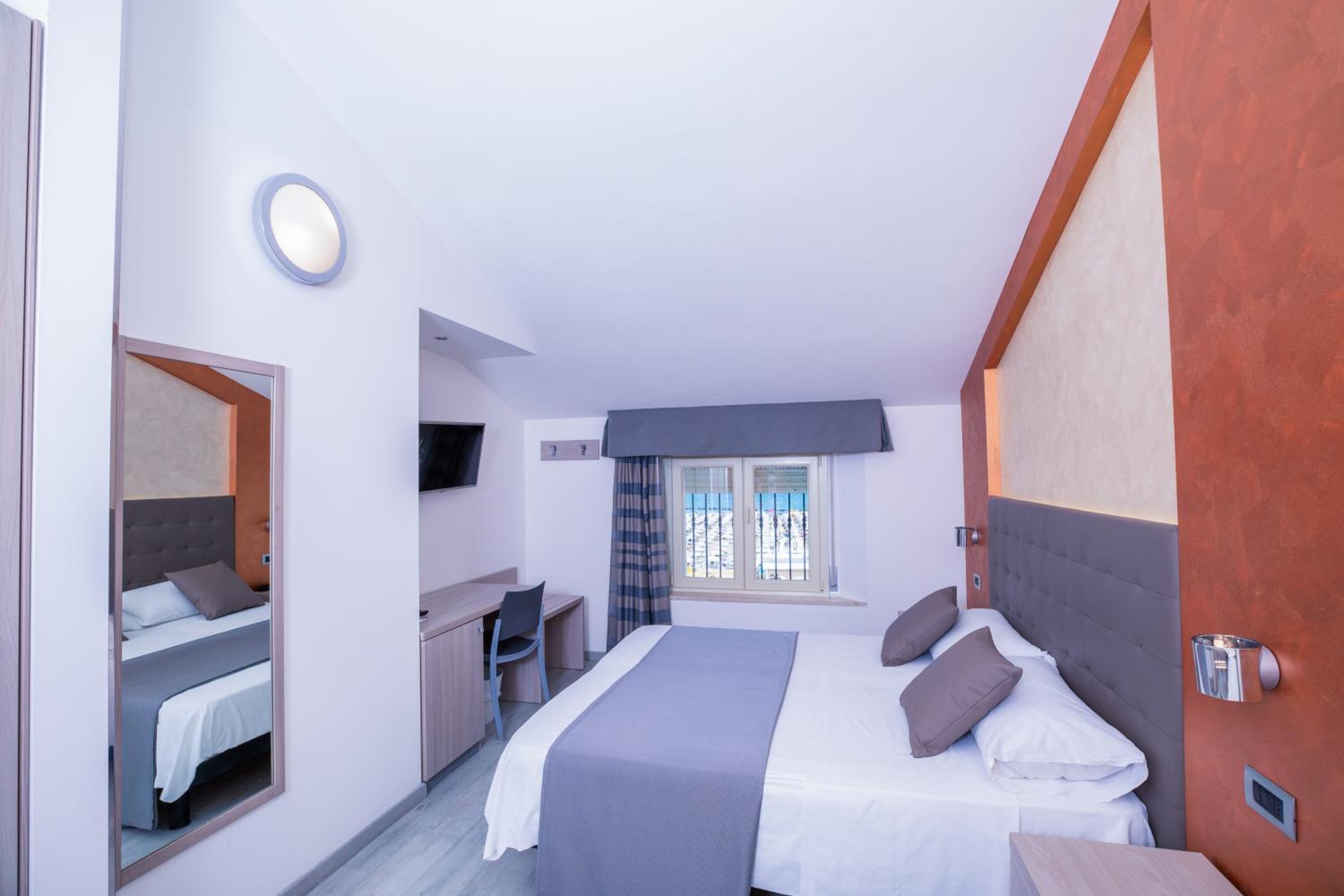 Panoramic Quadruple Room - Photo 1