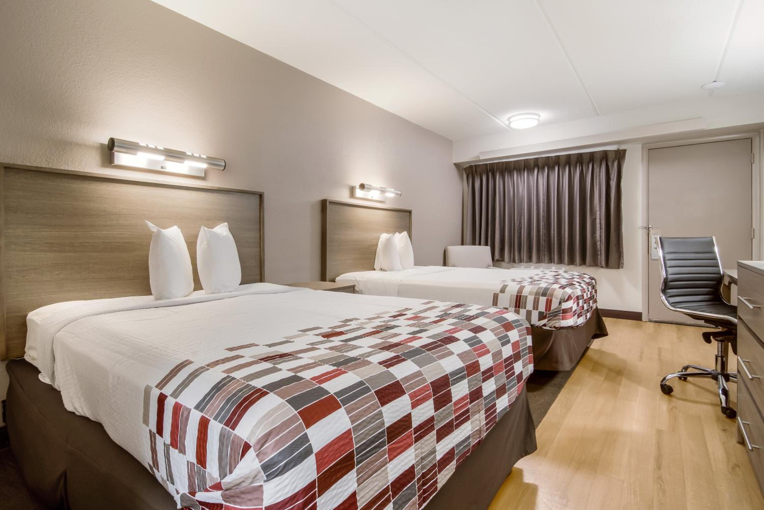 Standard Room with Two Double Beds Smoke Free - Photo 7