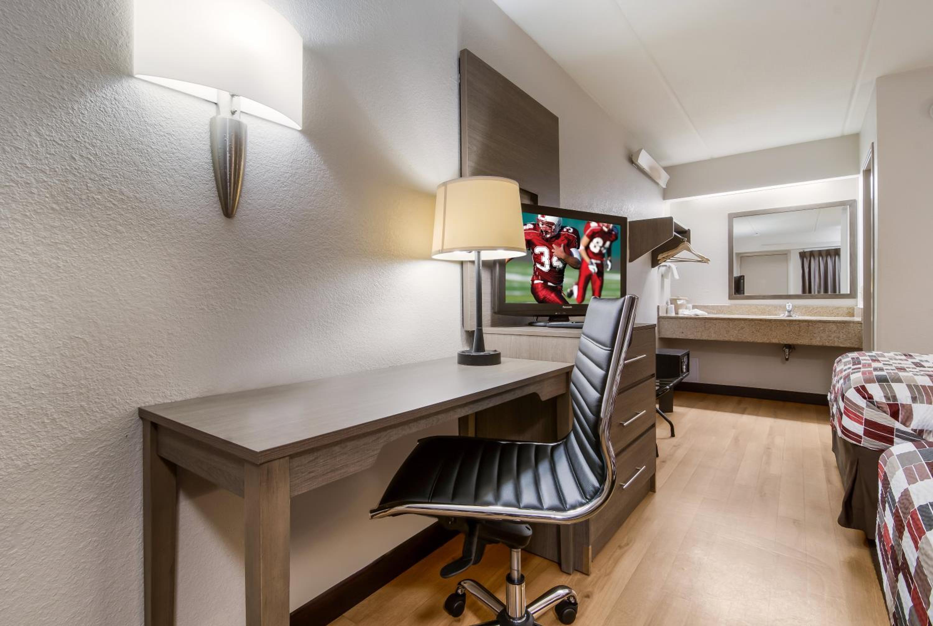Standard Room with Two Double Beds Smoke Free - Photo 8