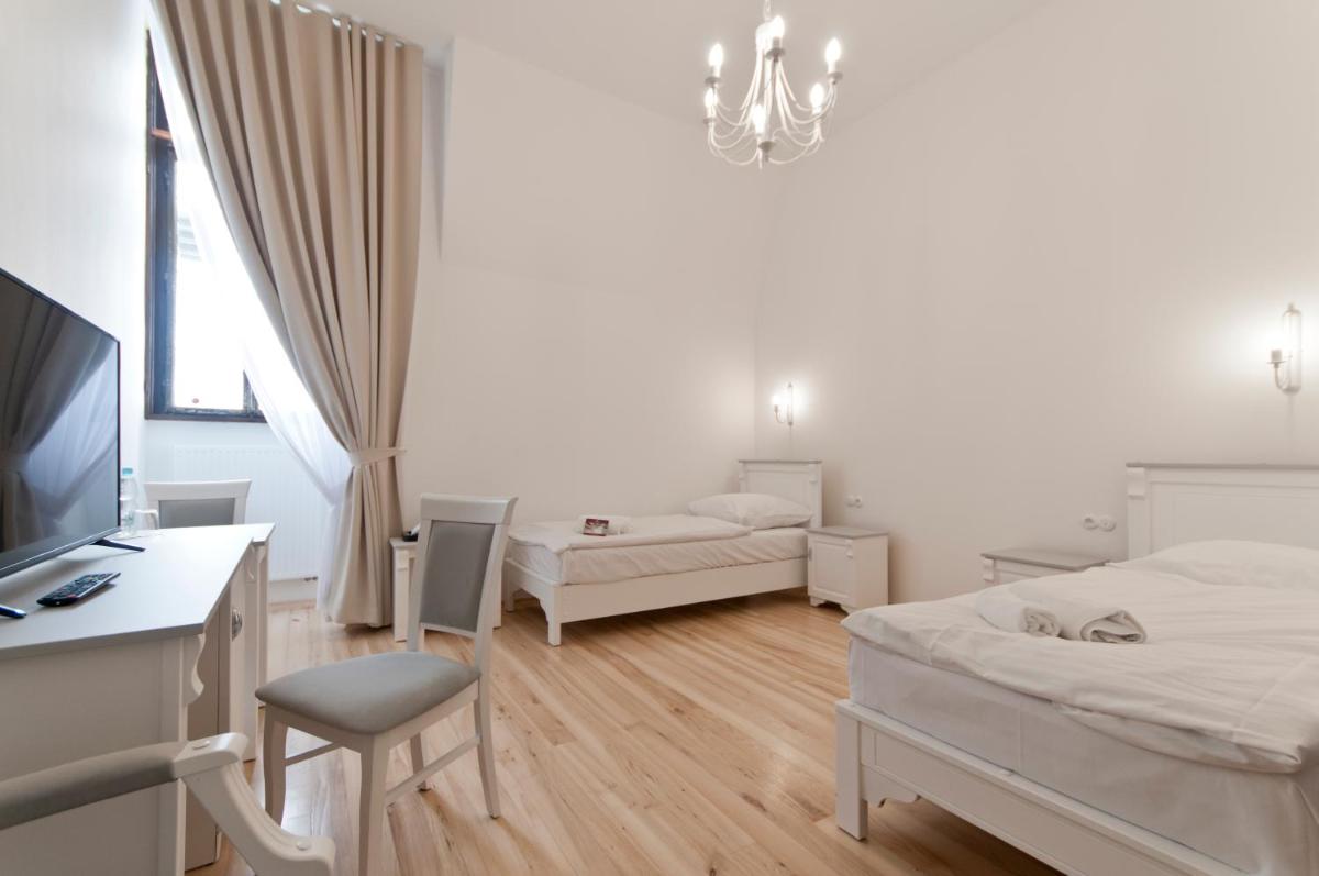 Deluxe Double Room - Photo 12