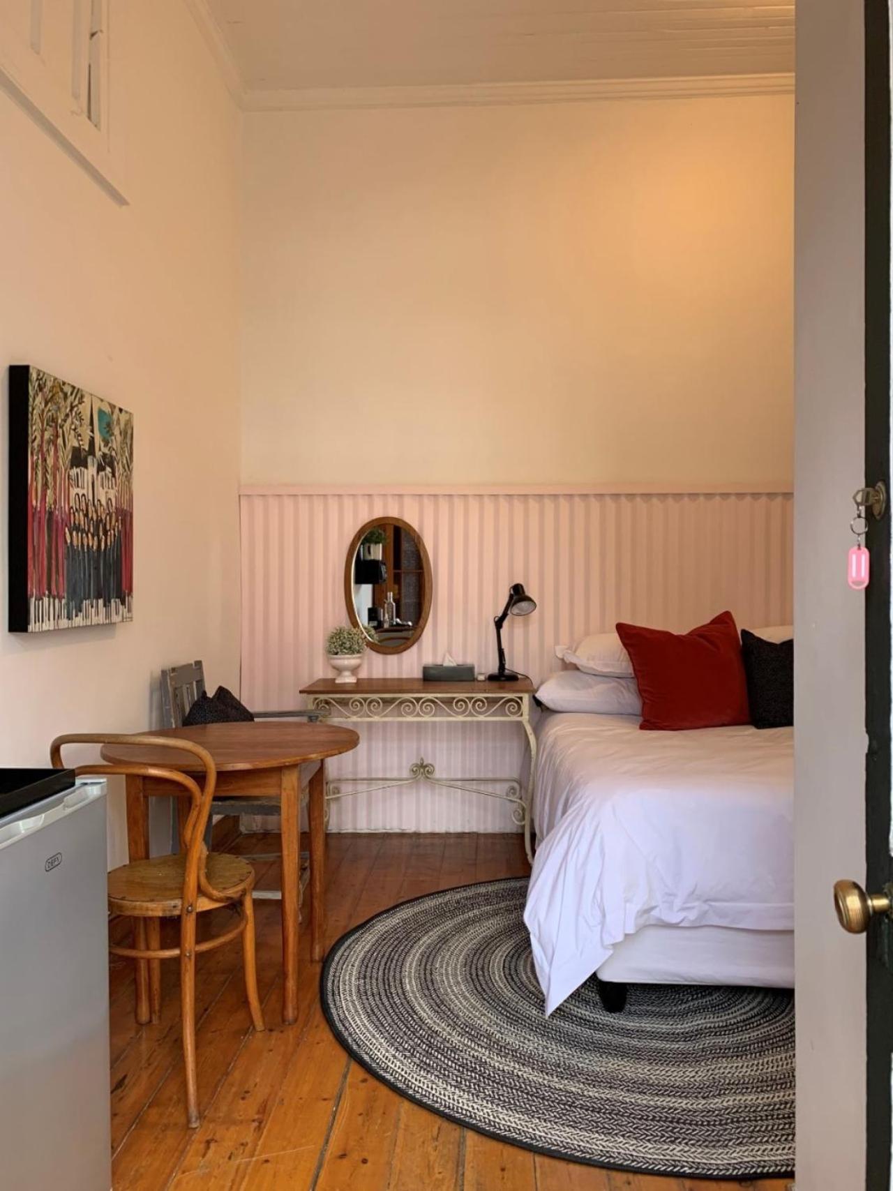 Queen Room photo 1