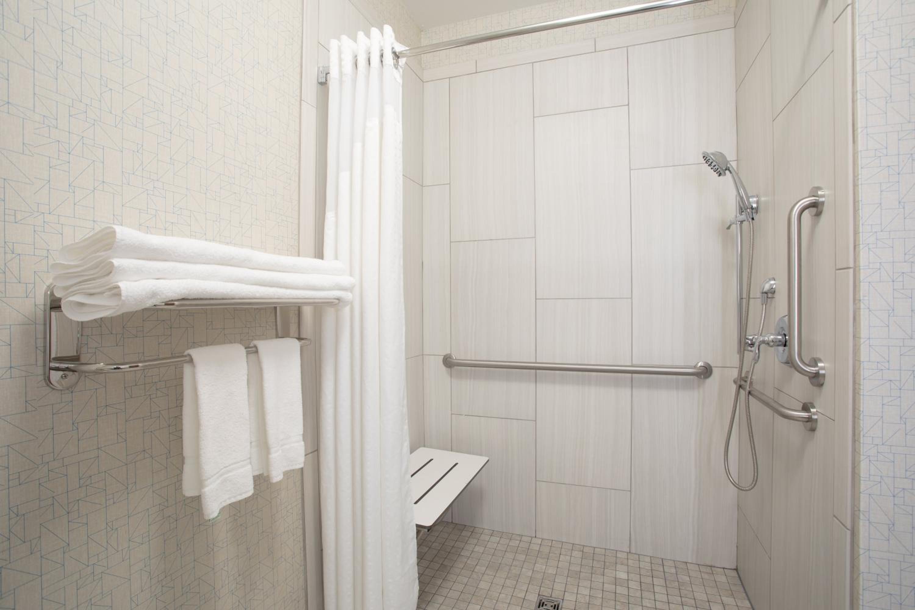 King Room - Mobility Access/Roll in Shower - Non-Smoking - Photo 6
