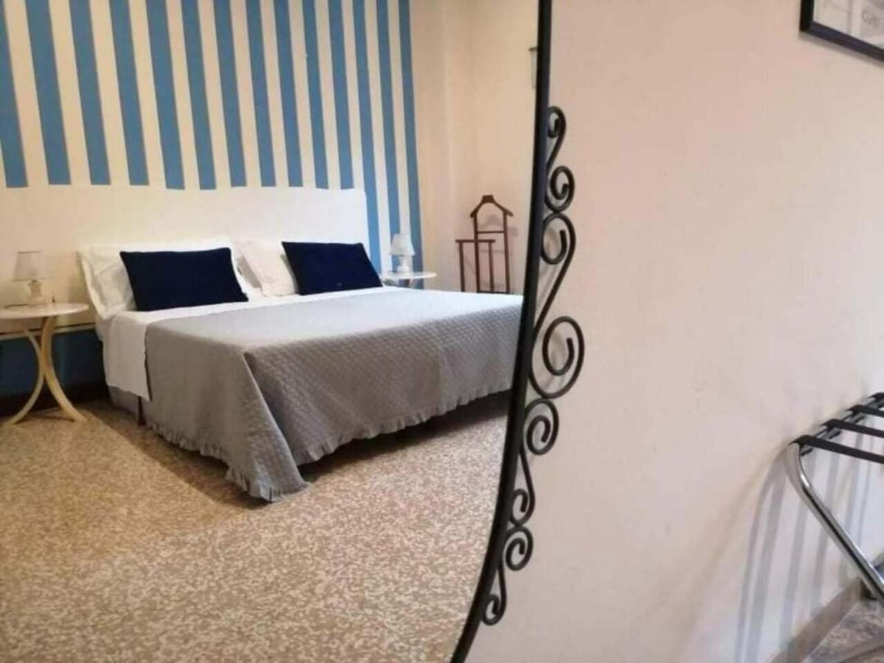 Deluxe Double or Twin Room - Photo 11