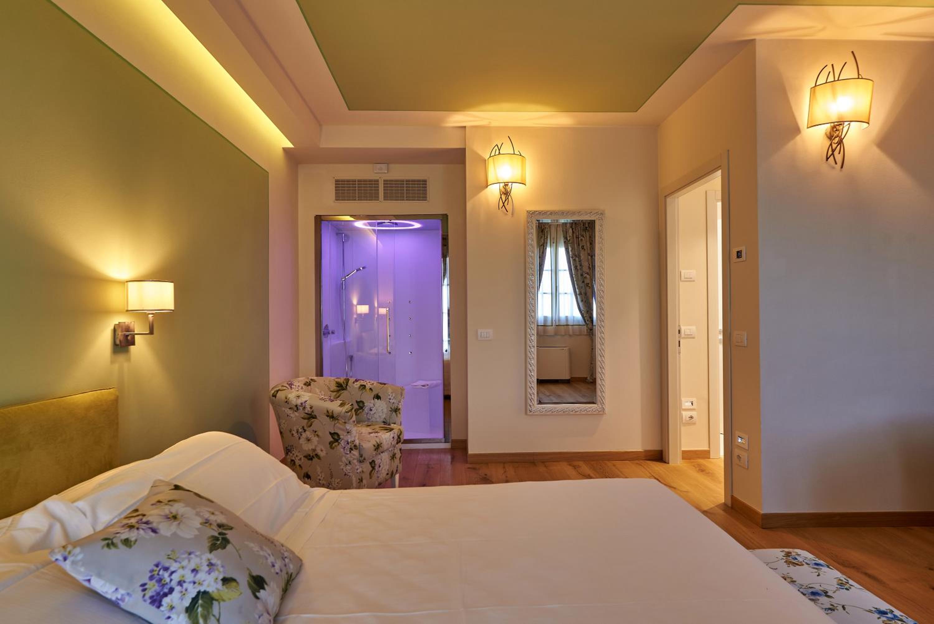 Deluxe Suite - Photo 7