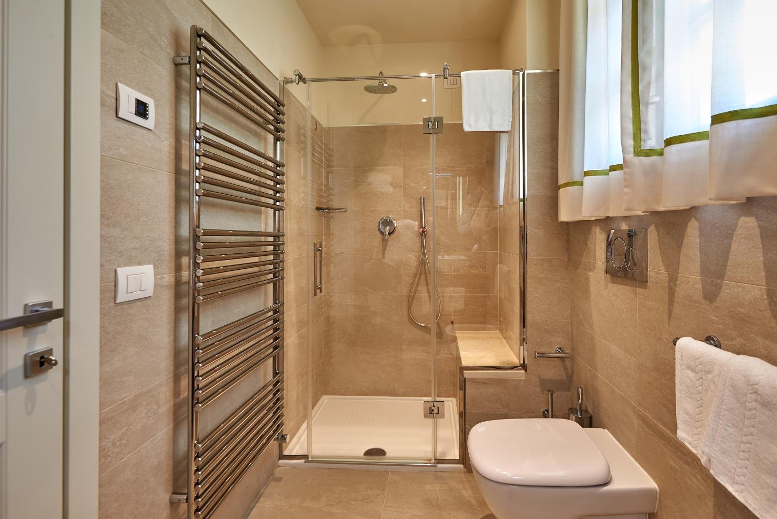 Deluxe Suite - Photo 10