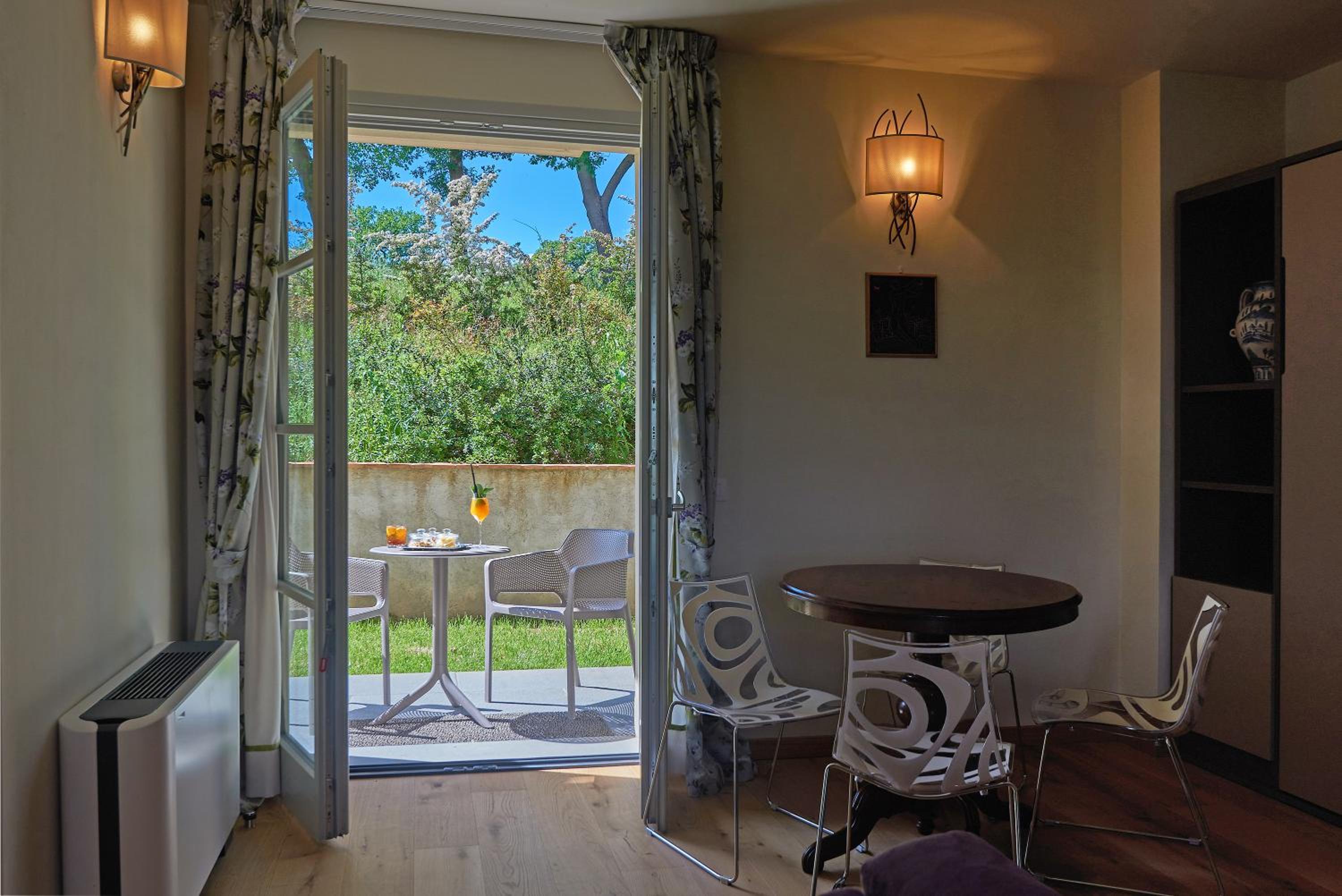 Deluxe Suite - Photo 5