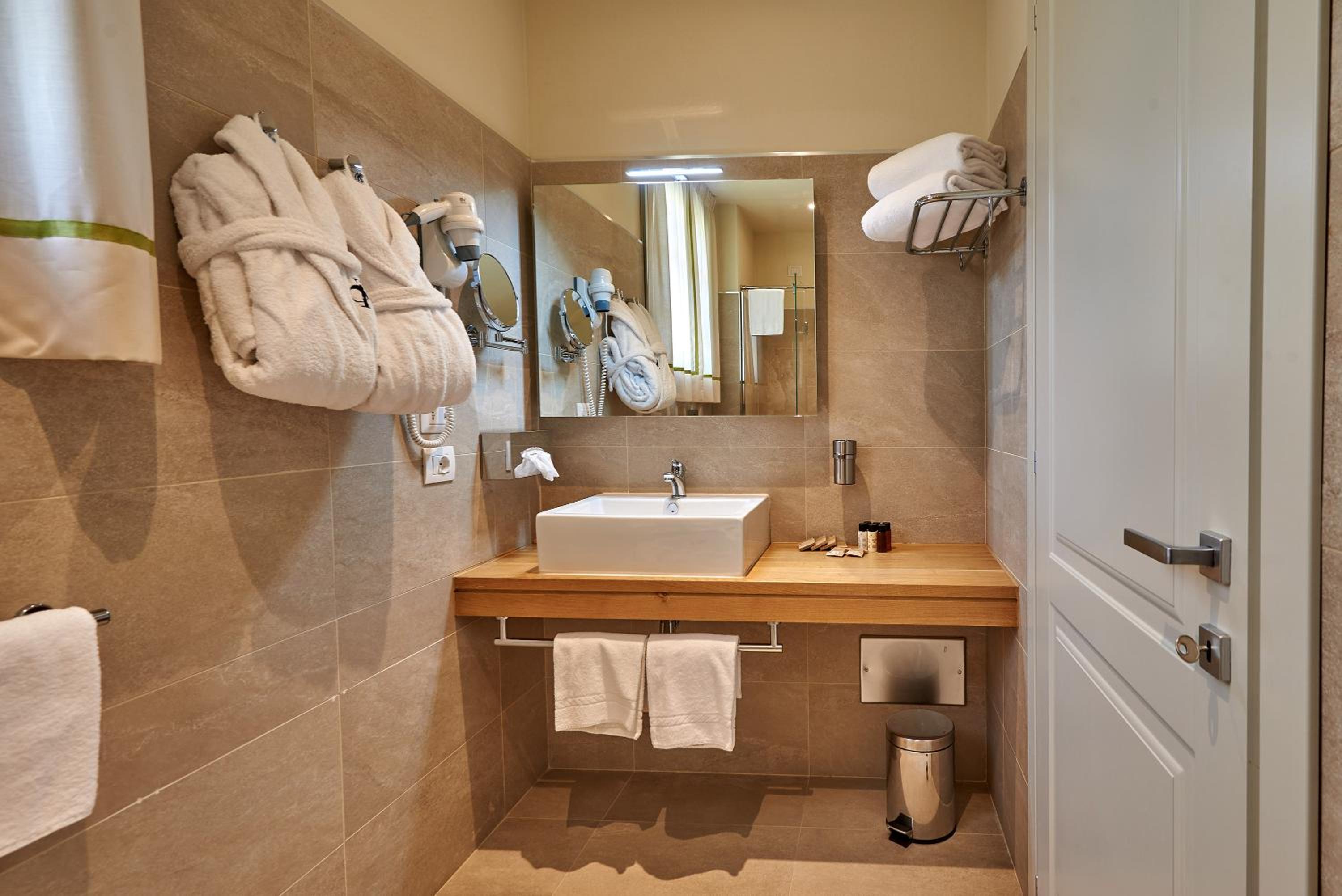 Deluxe Suite - Photo 6