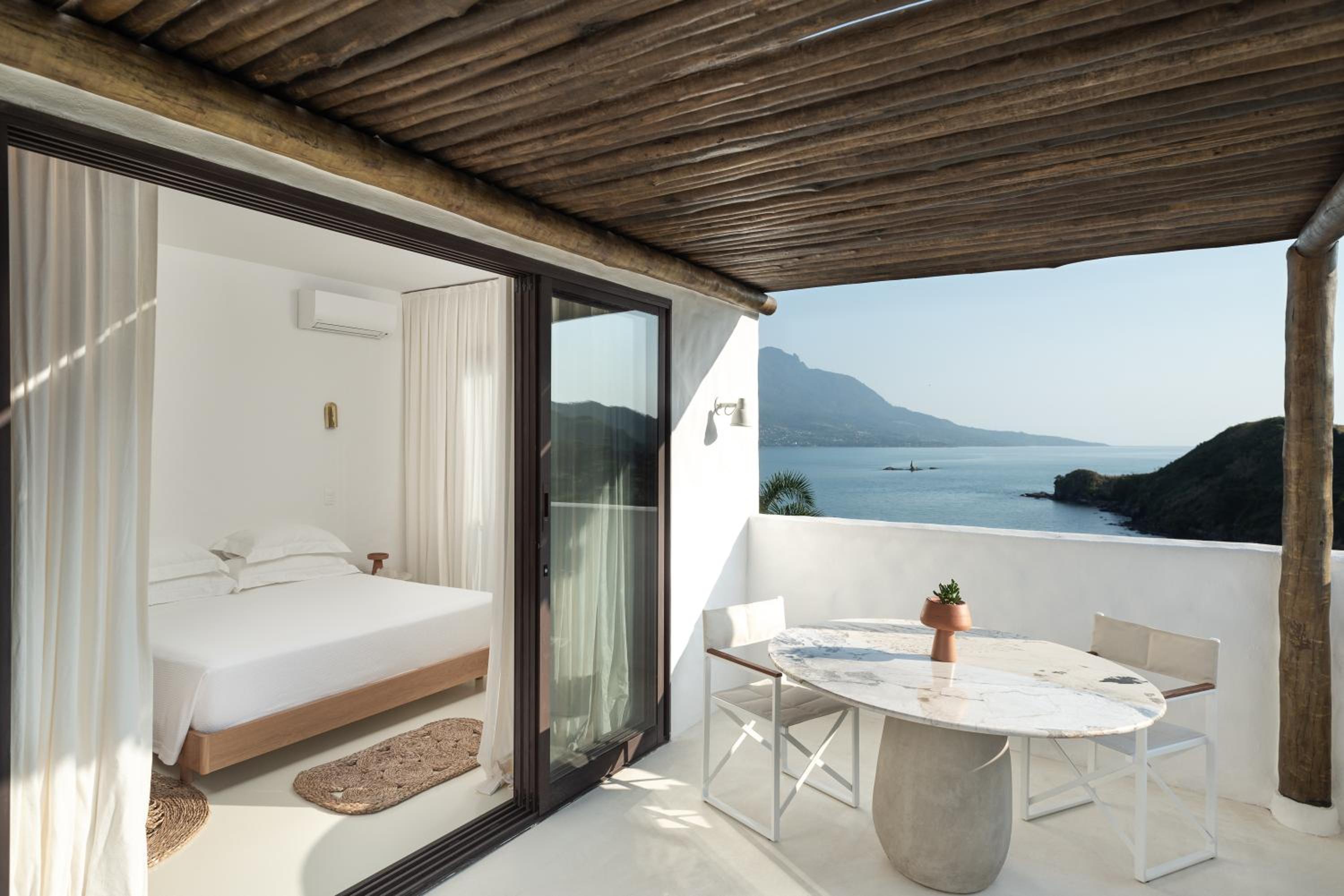 King Room with Balcony - Photo 5