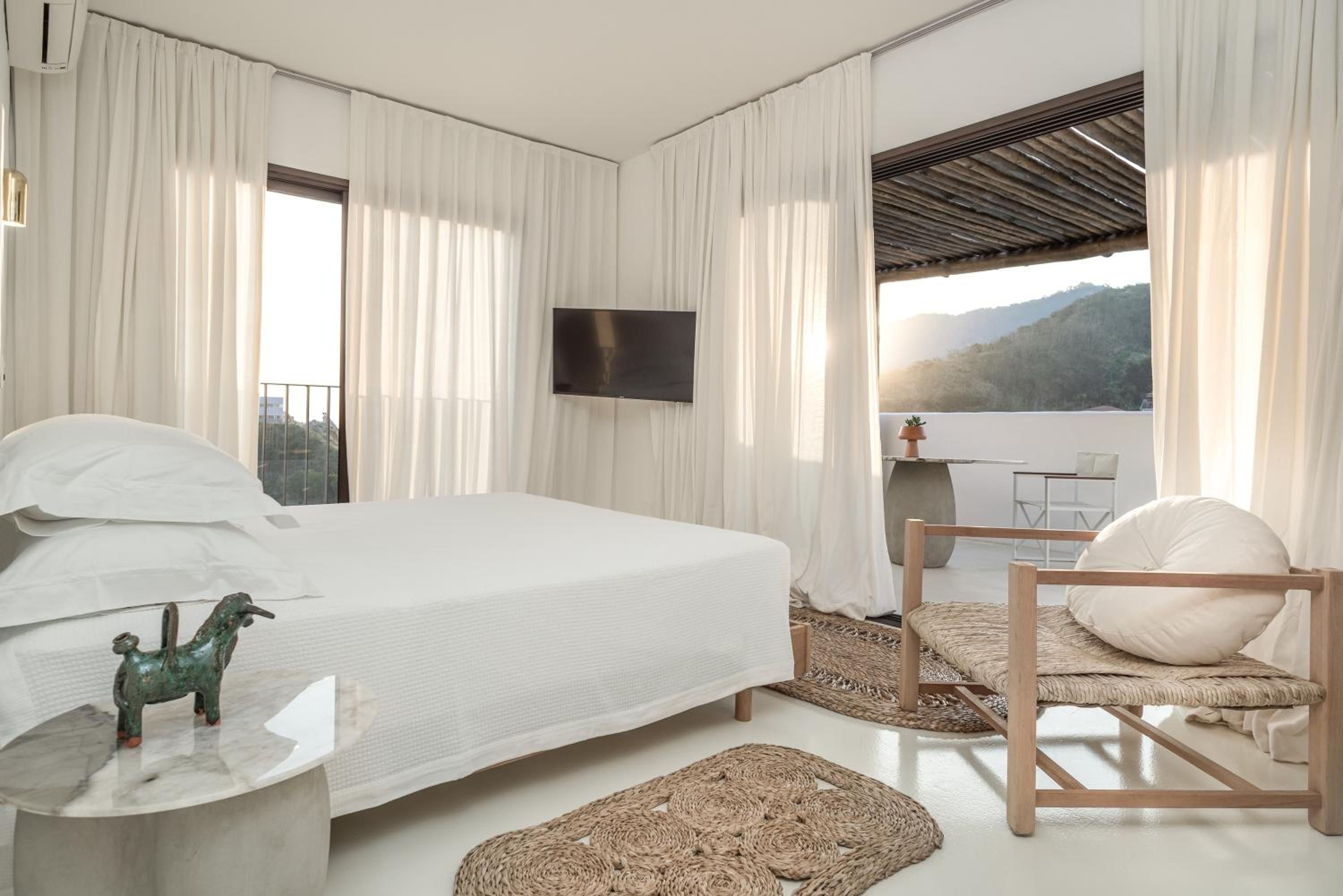 King Room with Balcony - Photo 1