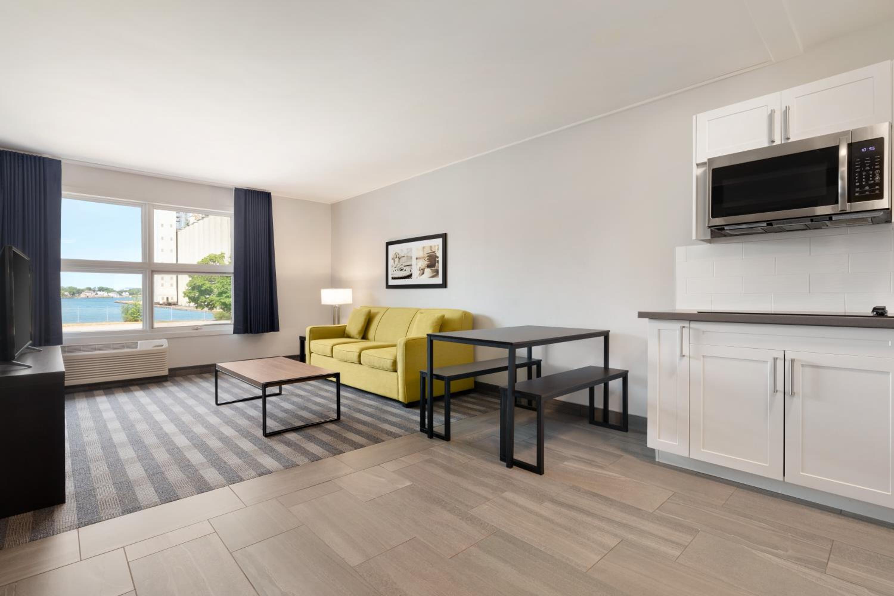 One-Bedroom Suite with Water View - Non-Smoking photo 2