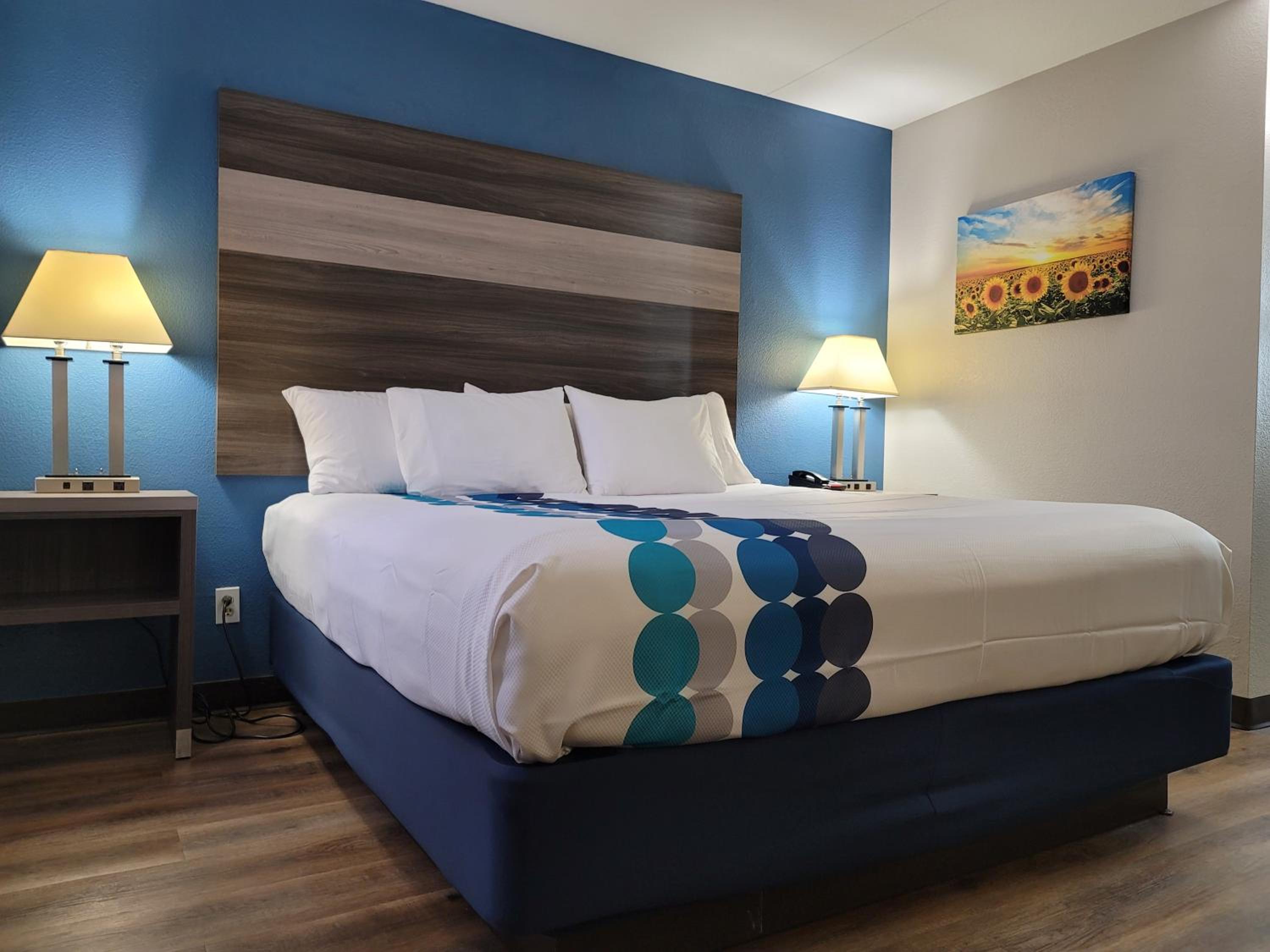 One-Bedroom Family Suite - Non-Smoking - Photo 3