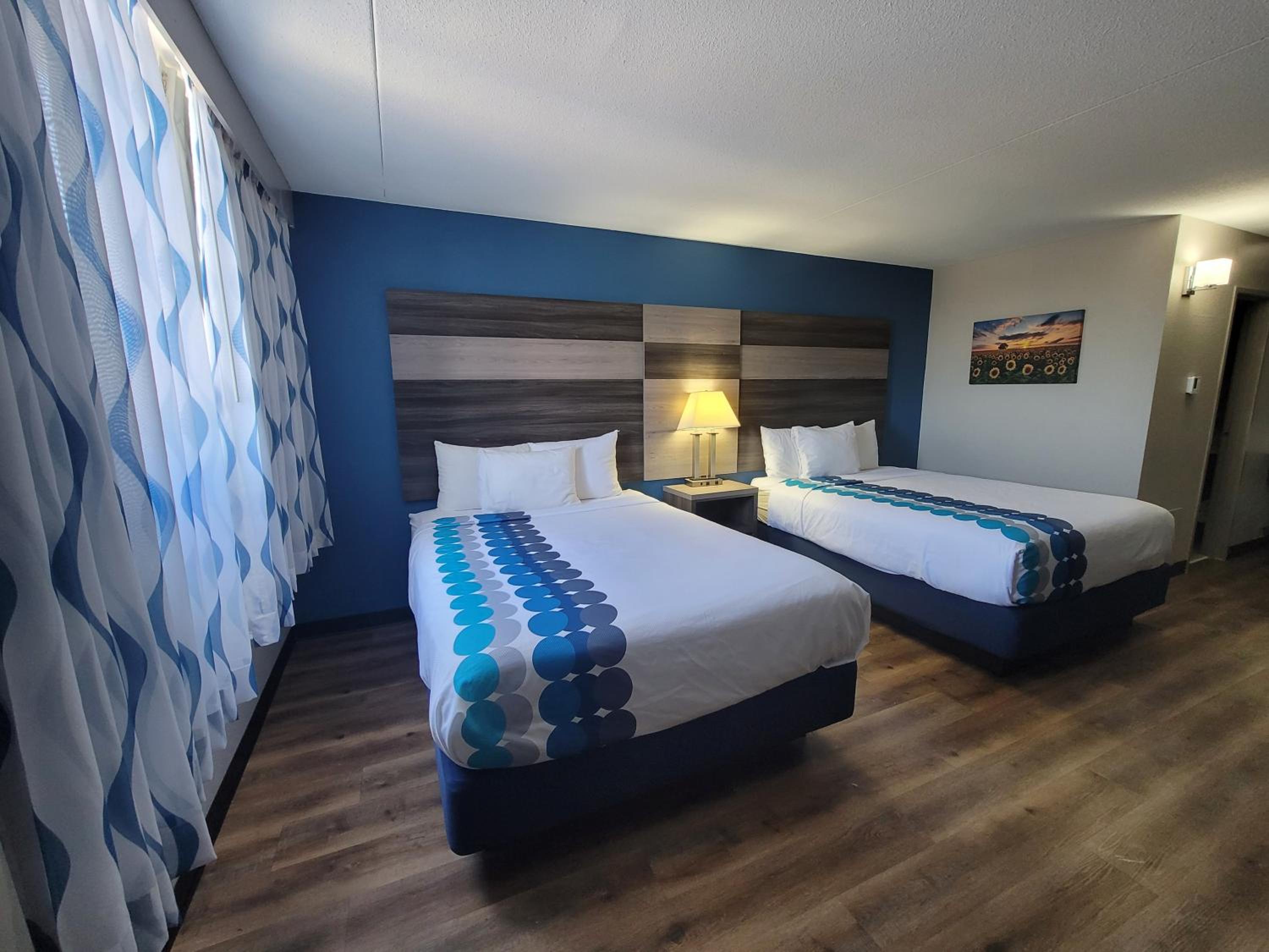 Queen Room with Two Queen Beds - Non-Smoking - Photo 5