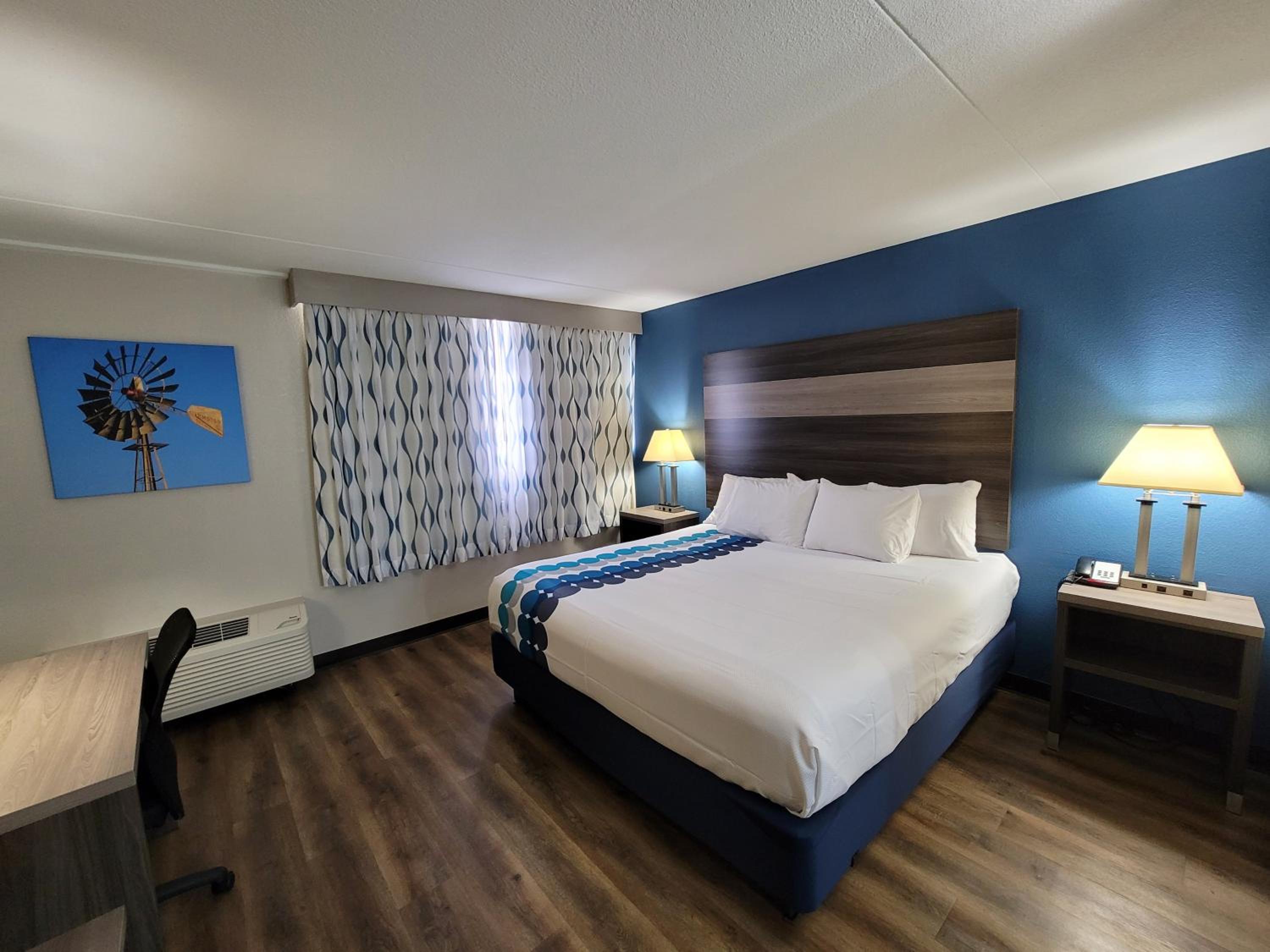 King Room - Non-Smoking - Photo 3