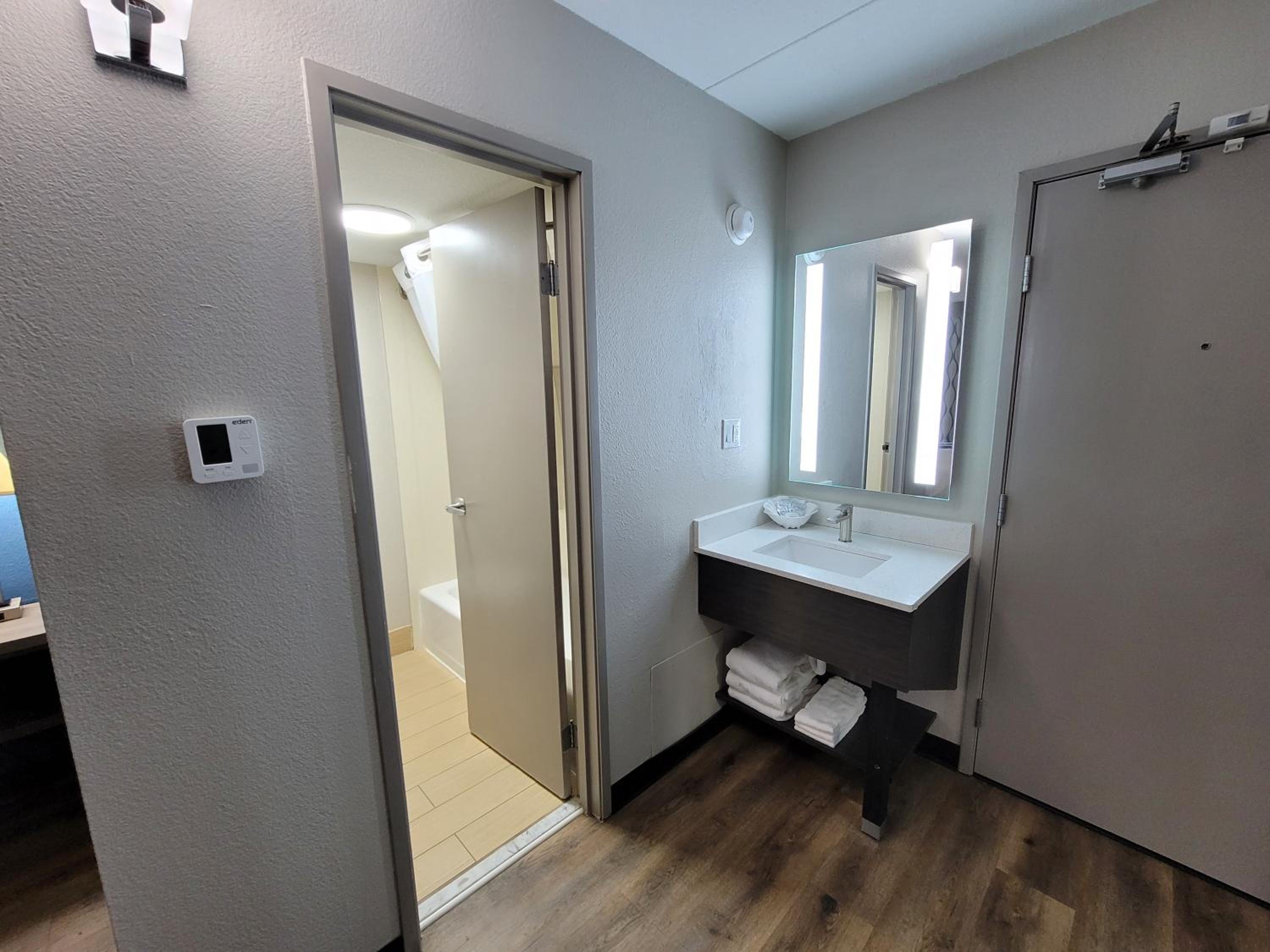 King Room - Non-Smoking - Photo 4
