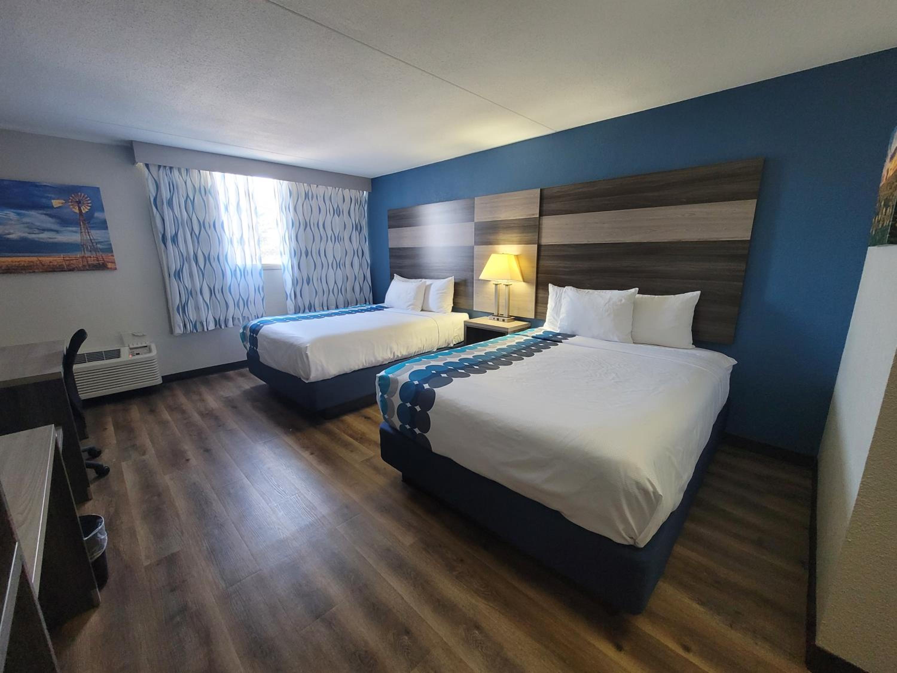 Queen Room with Two Queen Beds - Non-Smoking - Photo 4
