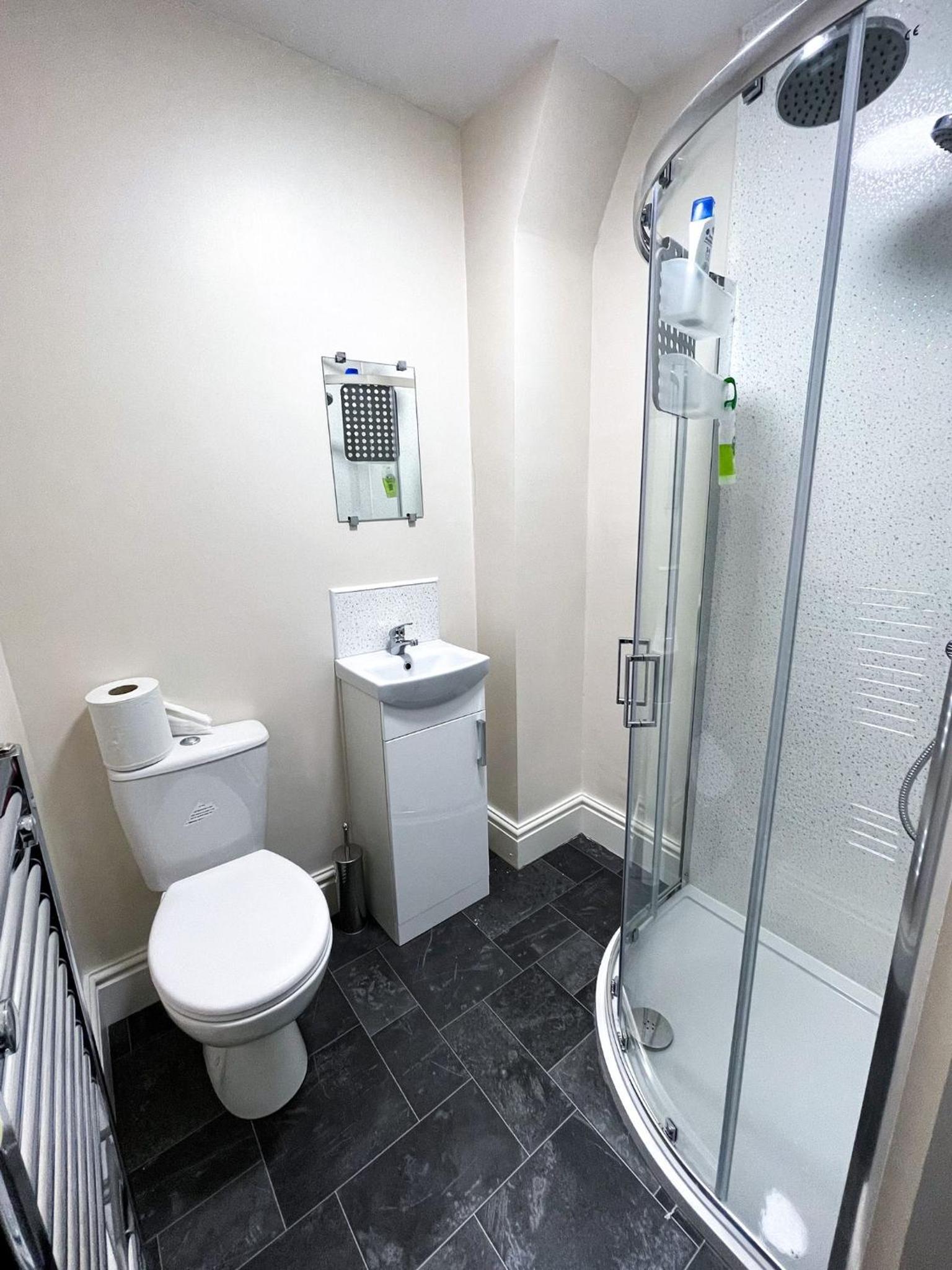 Twin Room with Private Bathroom - Photo 8