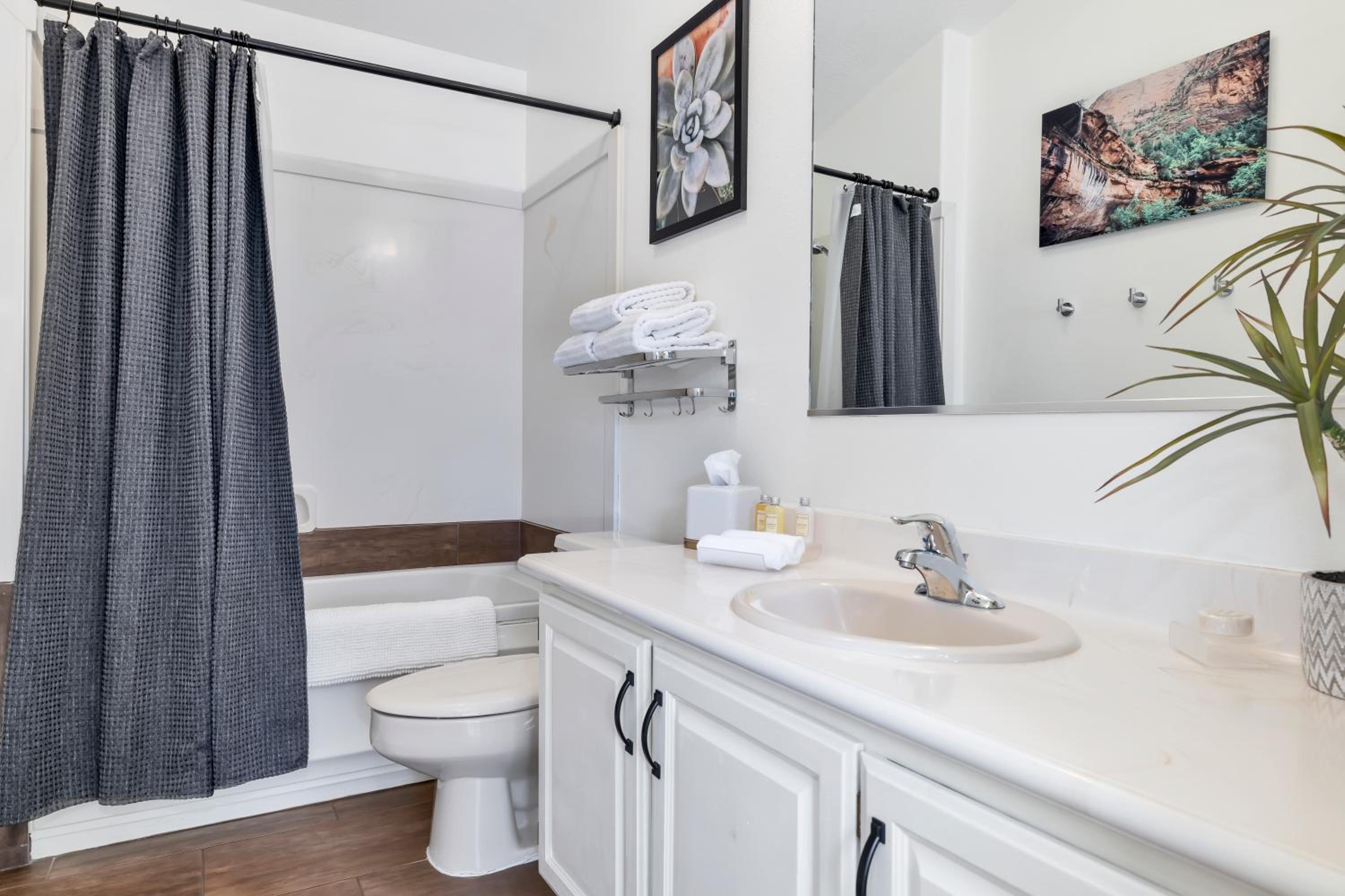 One-Bedroom Cottage - Emerald Pools Cottage photo 2