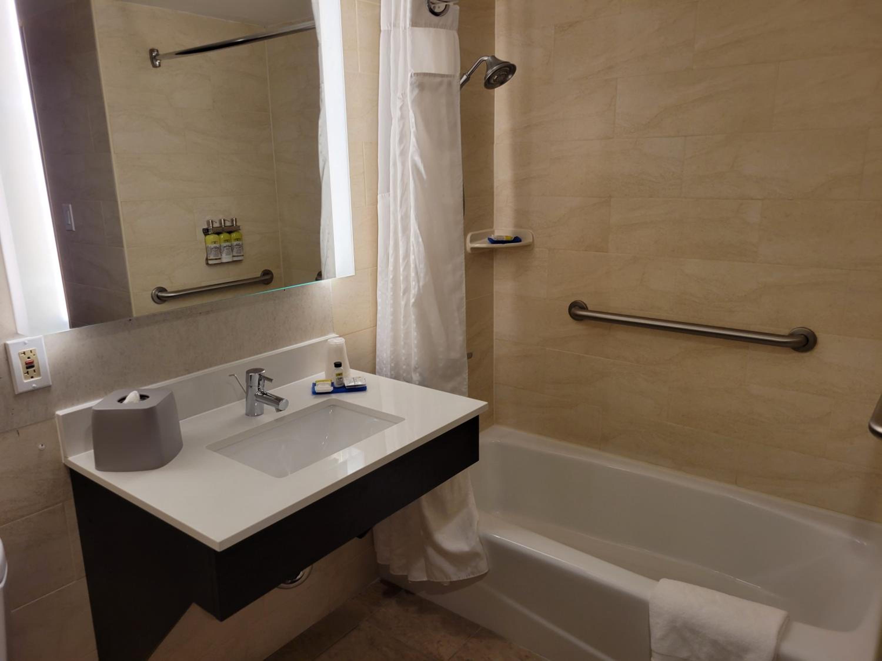 Standard Double Room with Two Double Beds and Accessible Tub - Mobility Access - Photo 2