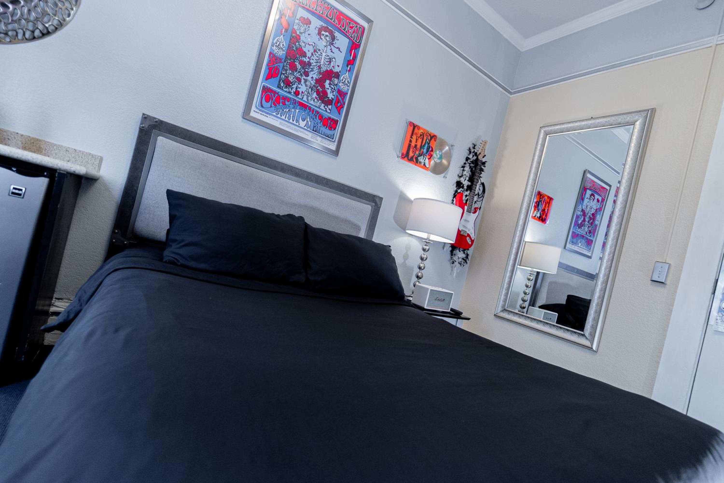 Grateful Dead Room with Shared Bathroom