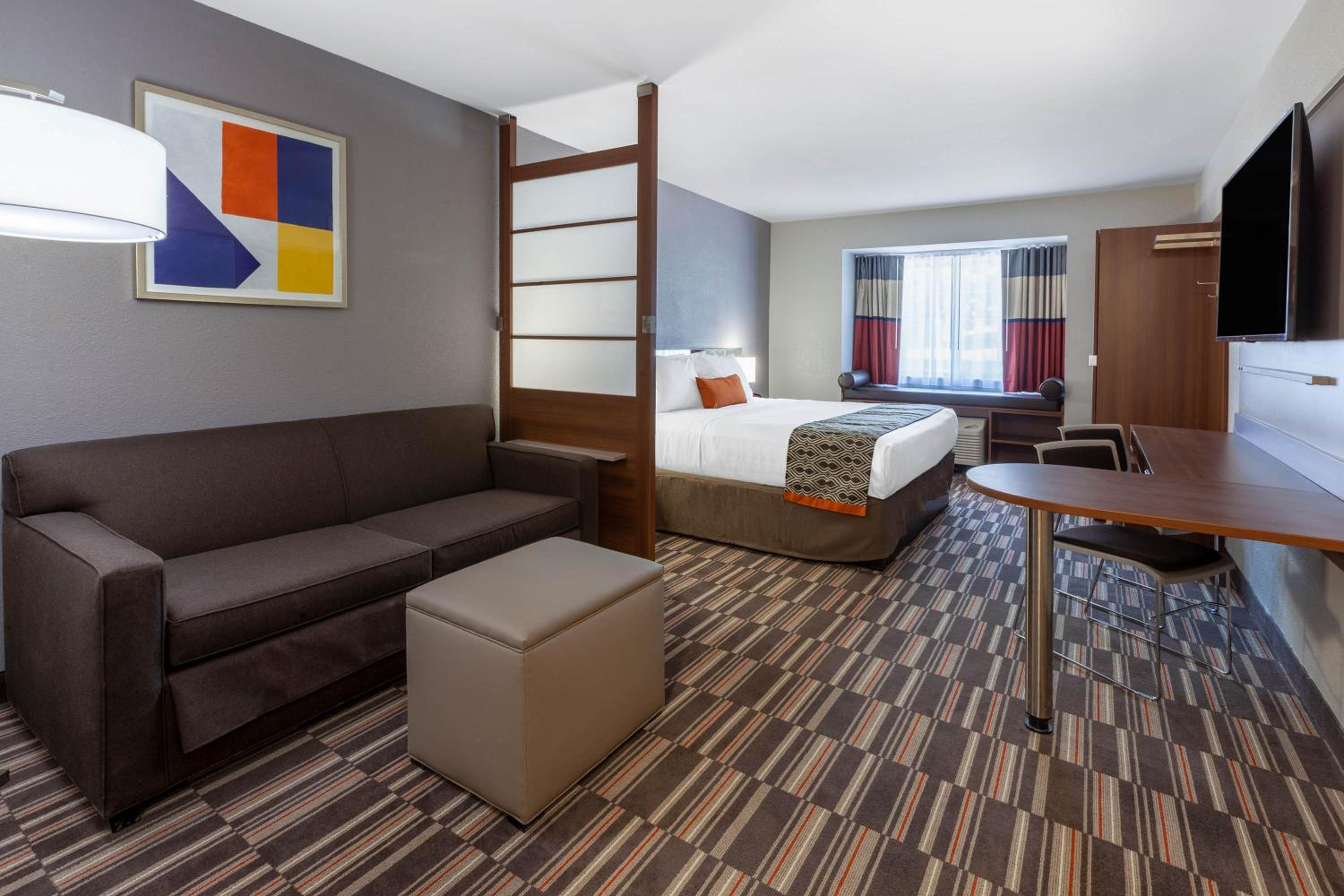 King Suite - Non-Smoking - Photo 2