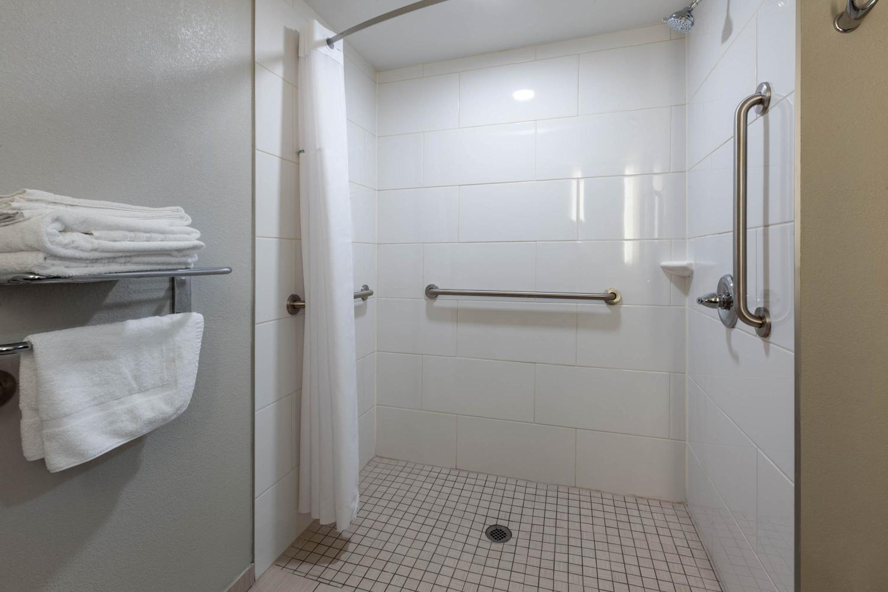 Queen Room with Roll-In Shower - Mobility Accessible/Non-Smoking - Photo 4