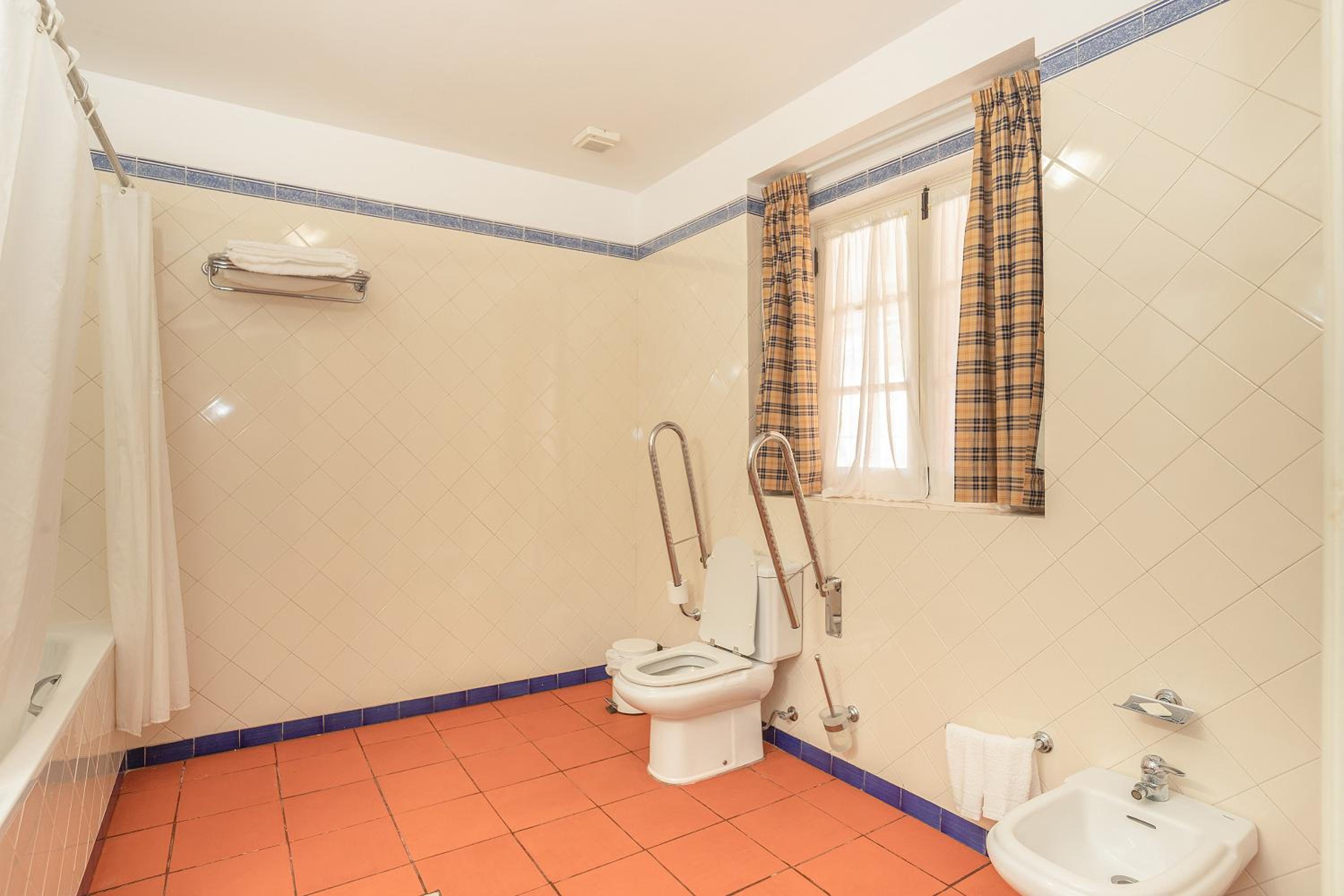 Twin Room with Private Bathroom - Photo 7
