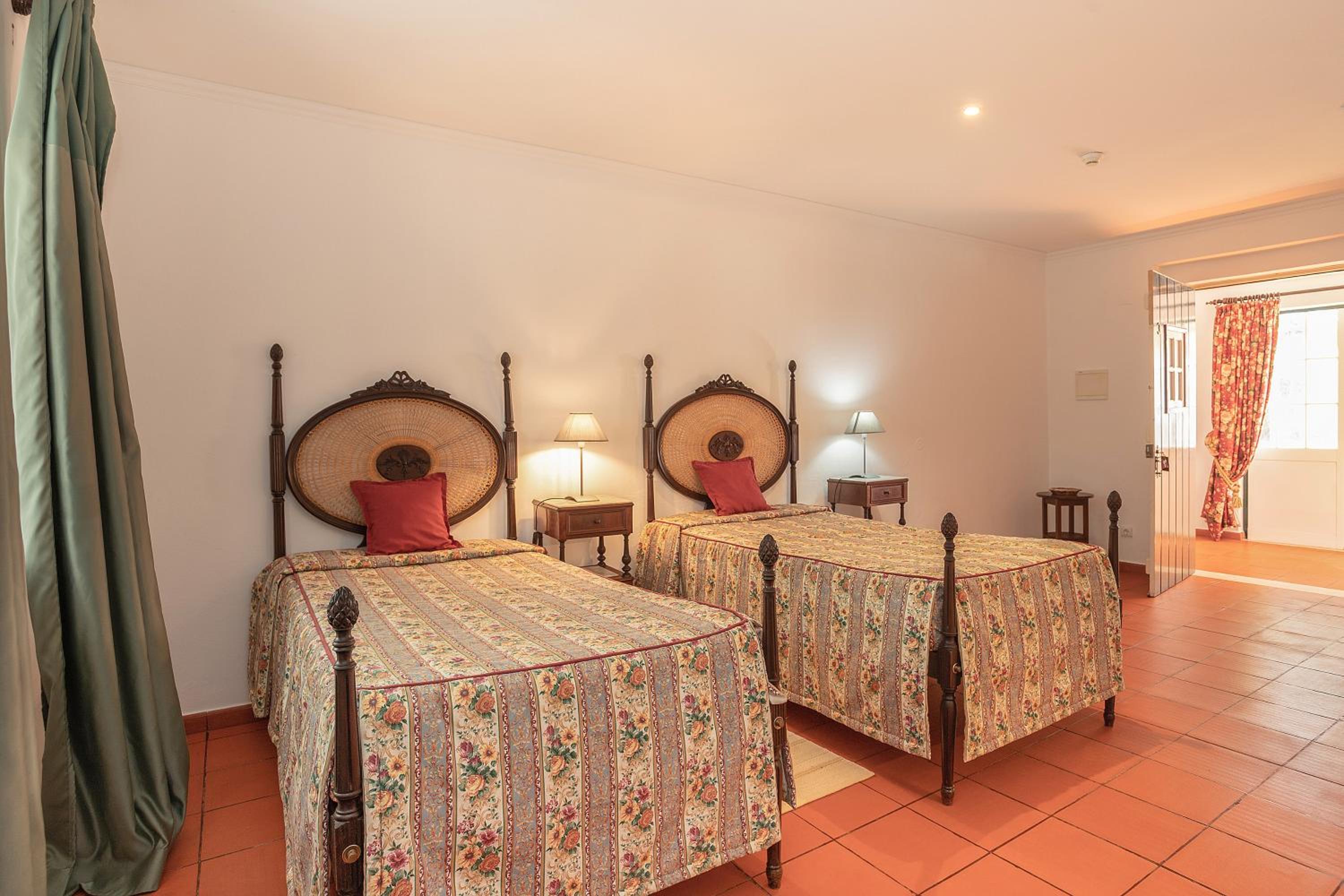 Twin Room with Private Bathroom - Photo 5