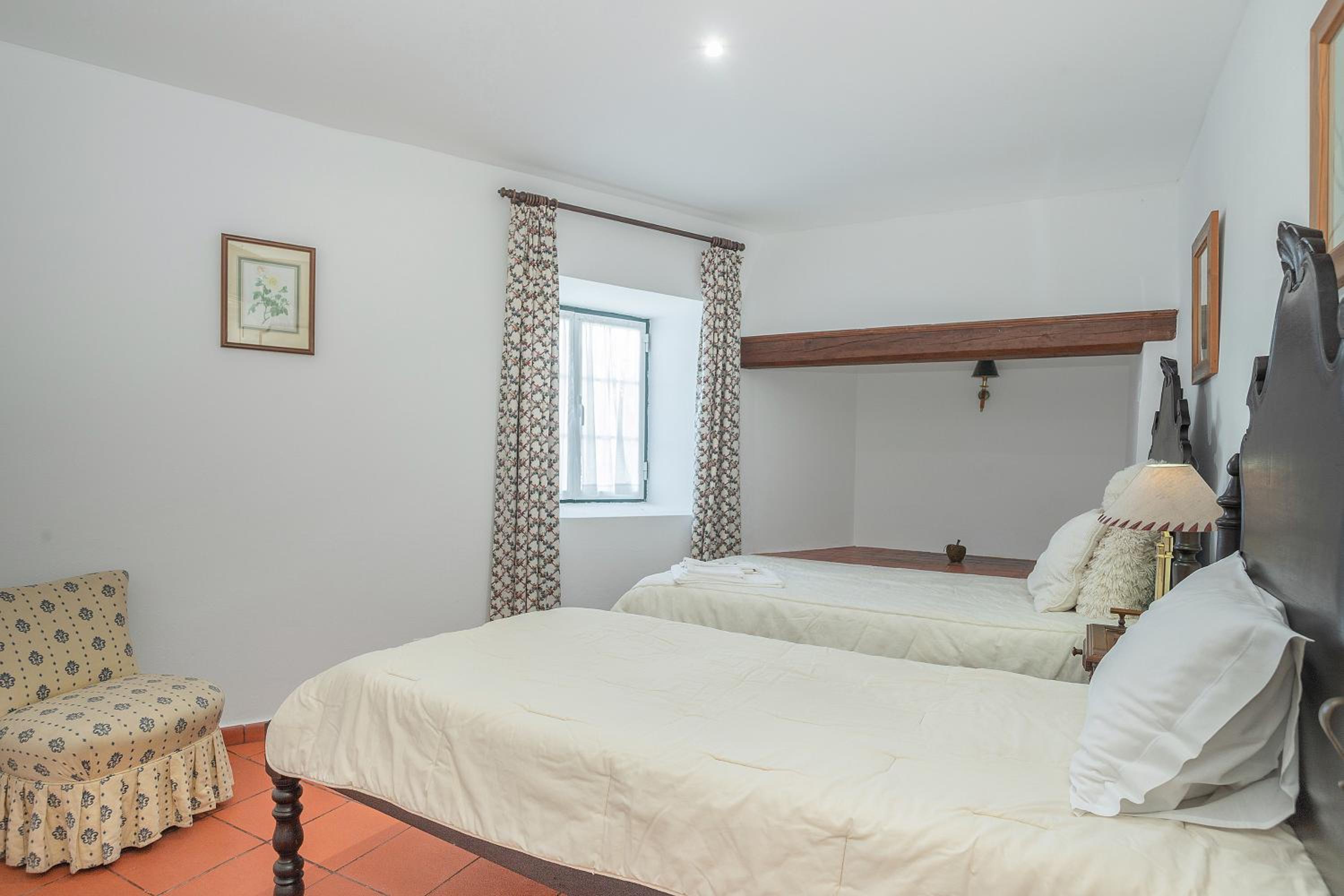 Quadruple Room with Private Bathroom - Photo 2