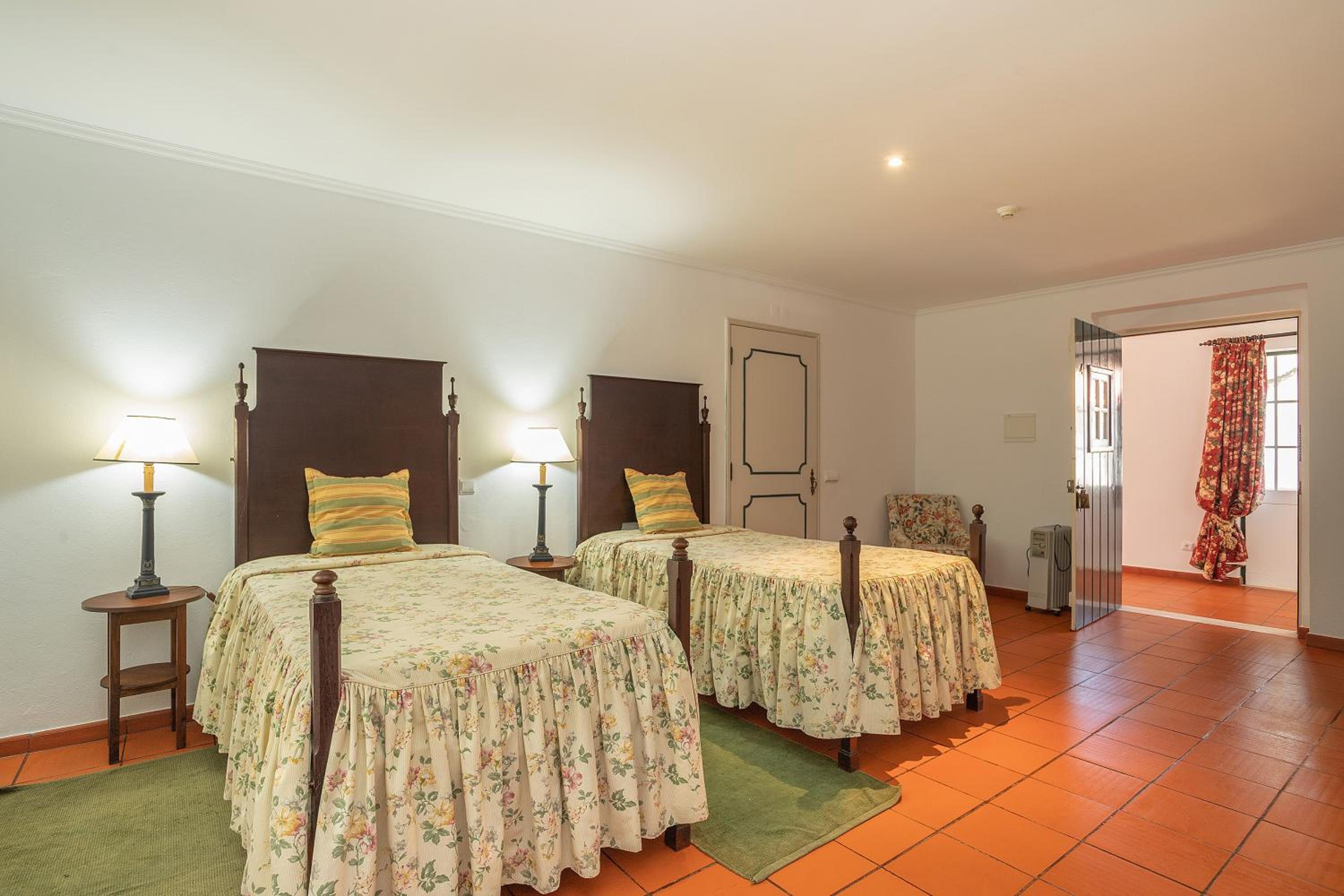 Twin Room with Private Bathroom - Photo 8