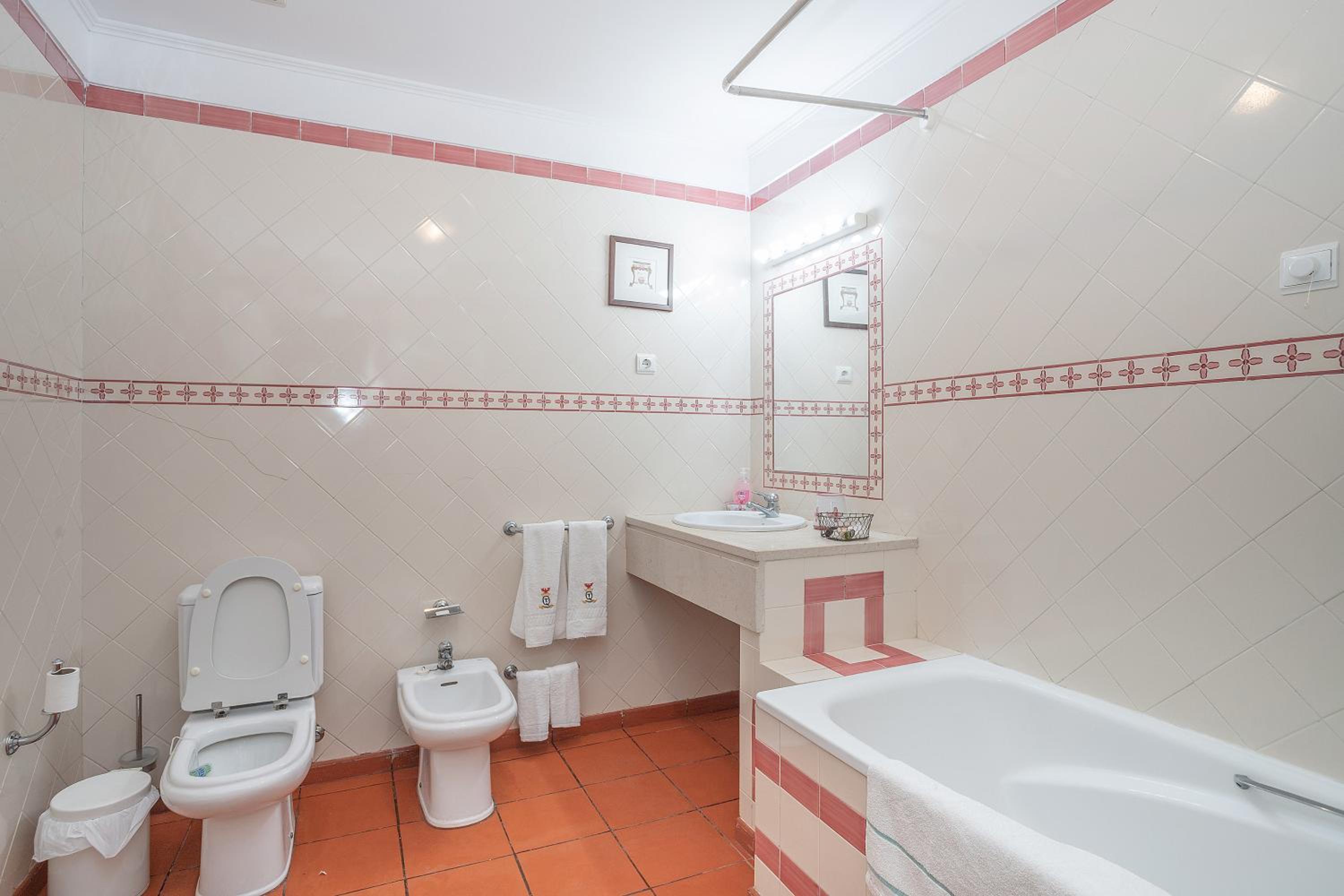 Standard Twin Room with Sofa - Photo 3