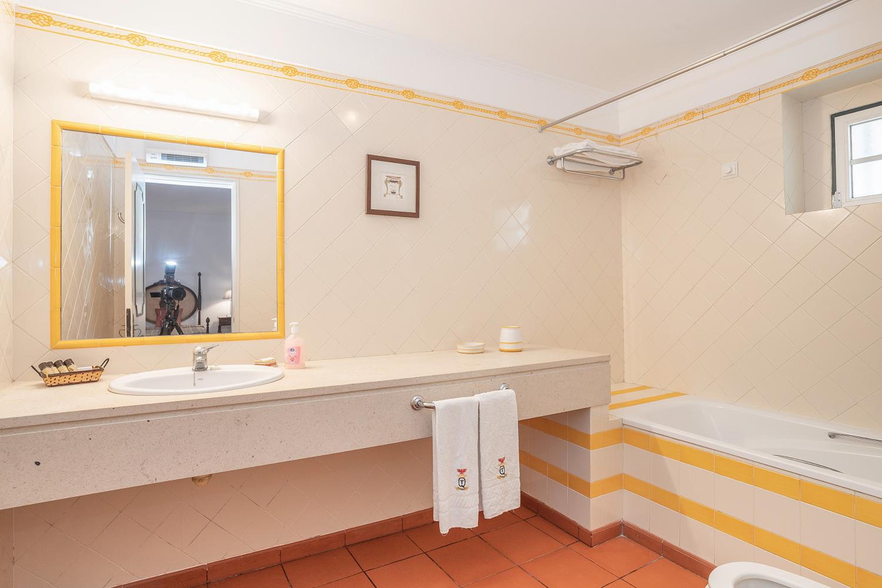 Twin Room with Private Bathroom - Photo 2