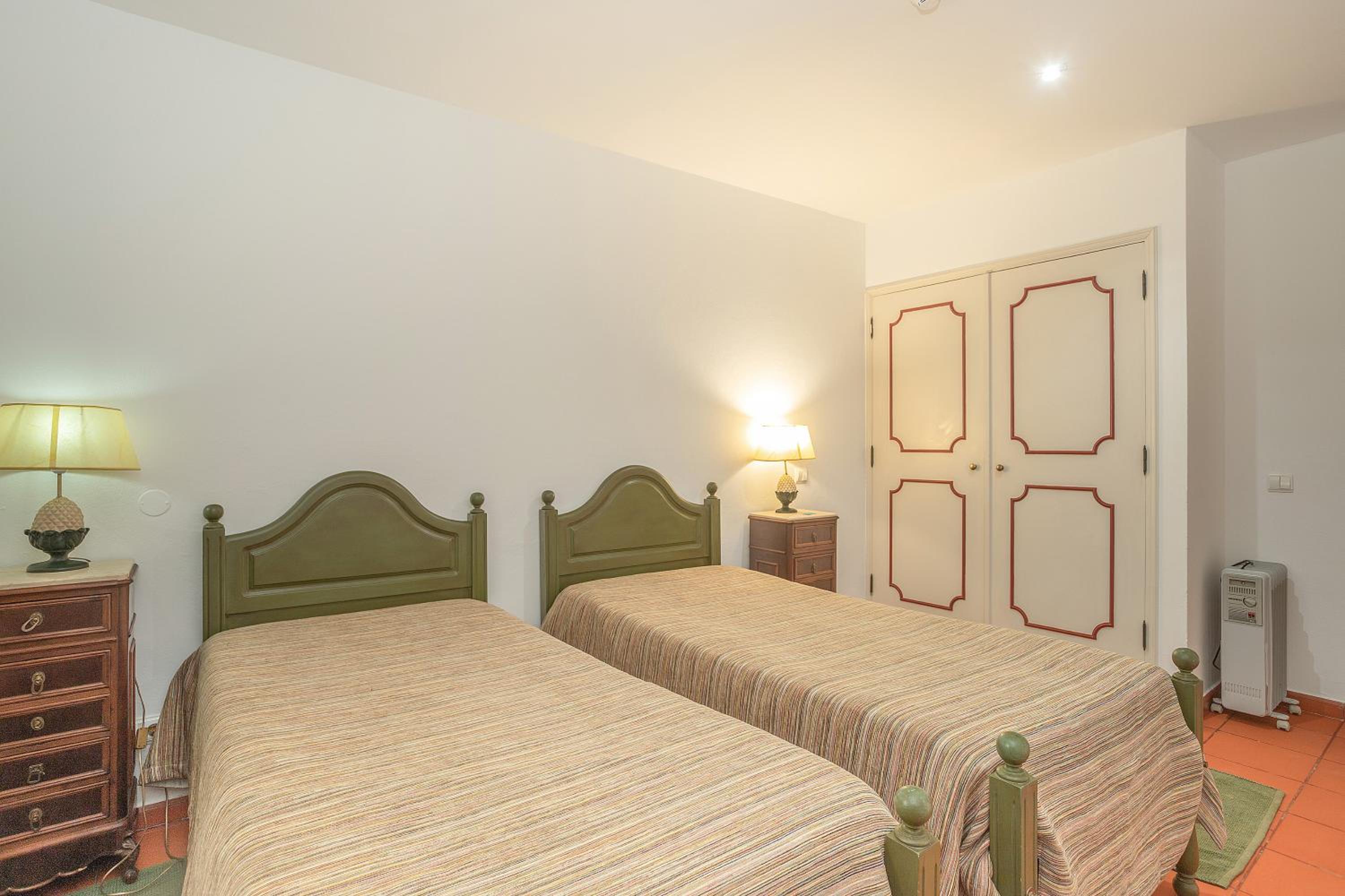 Quadruple Room with Private Bathroom - Photo 1