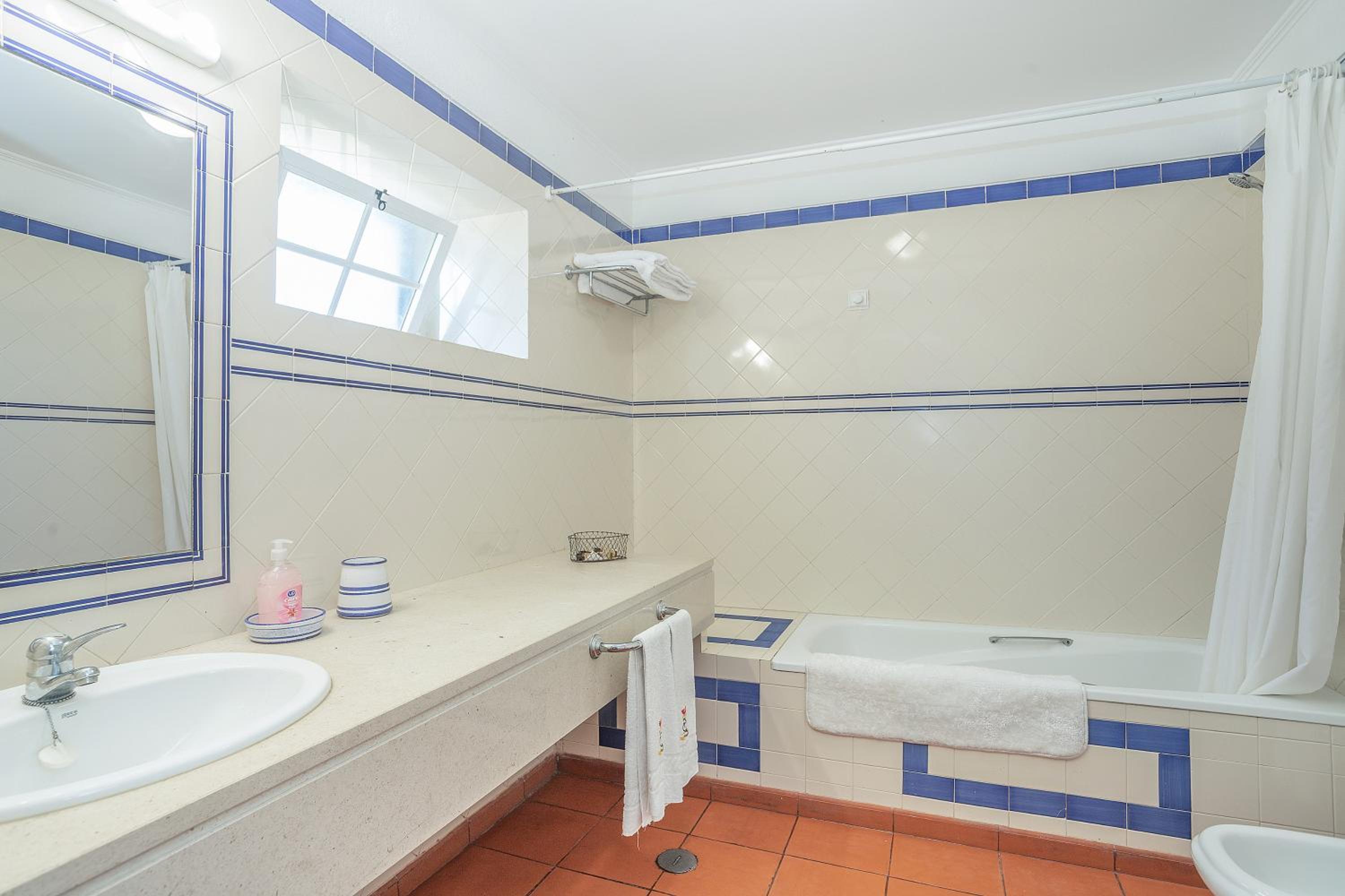 Double Room with Private Bathroom - Photo 3