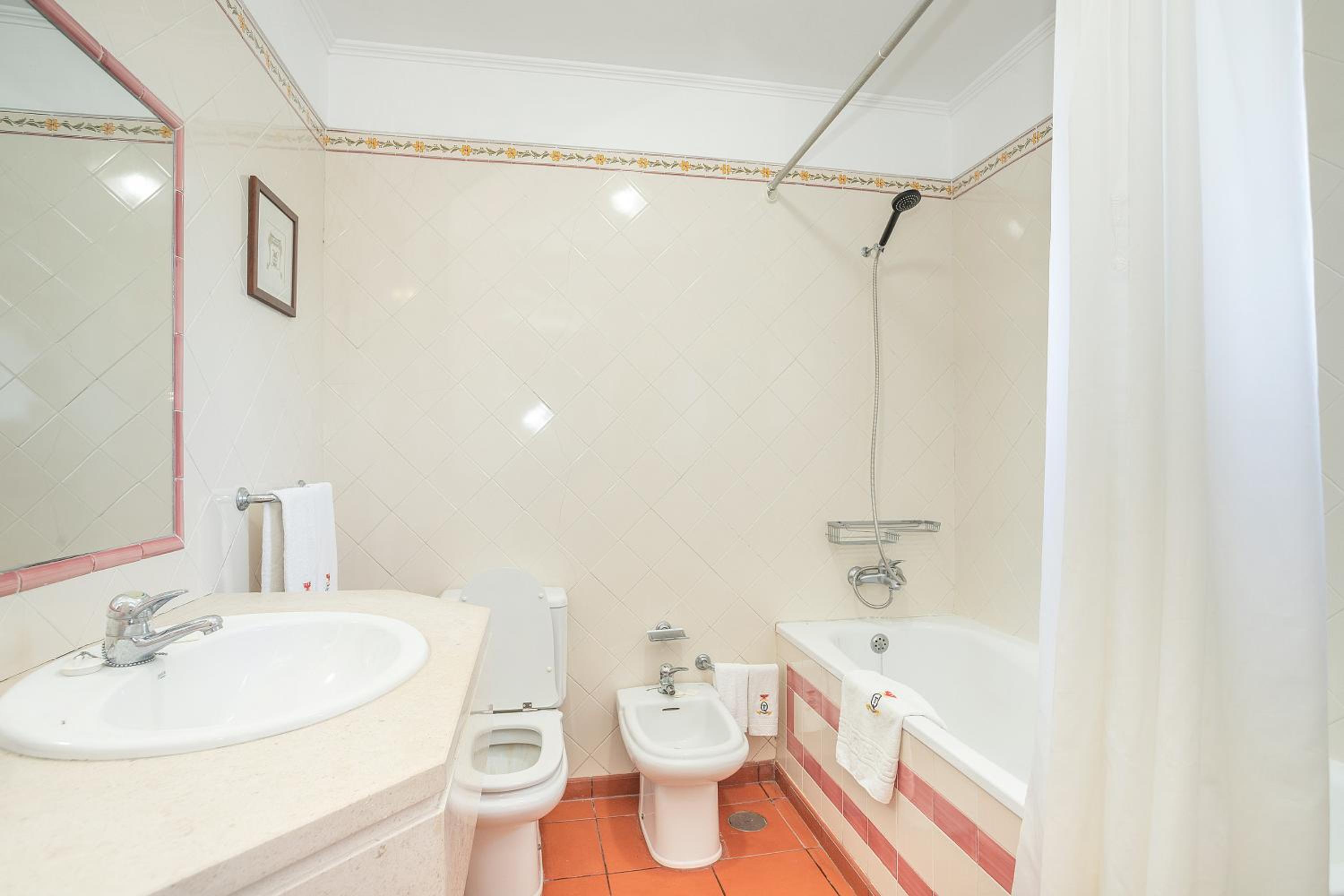 Twin Room with Private Bathroom - Photo 4