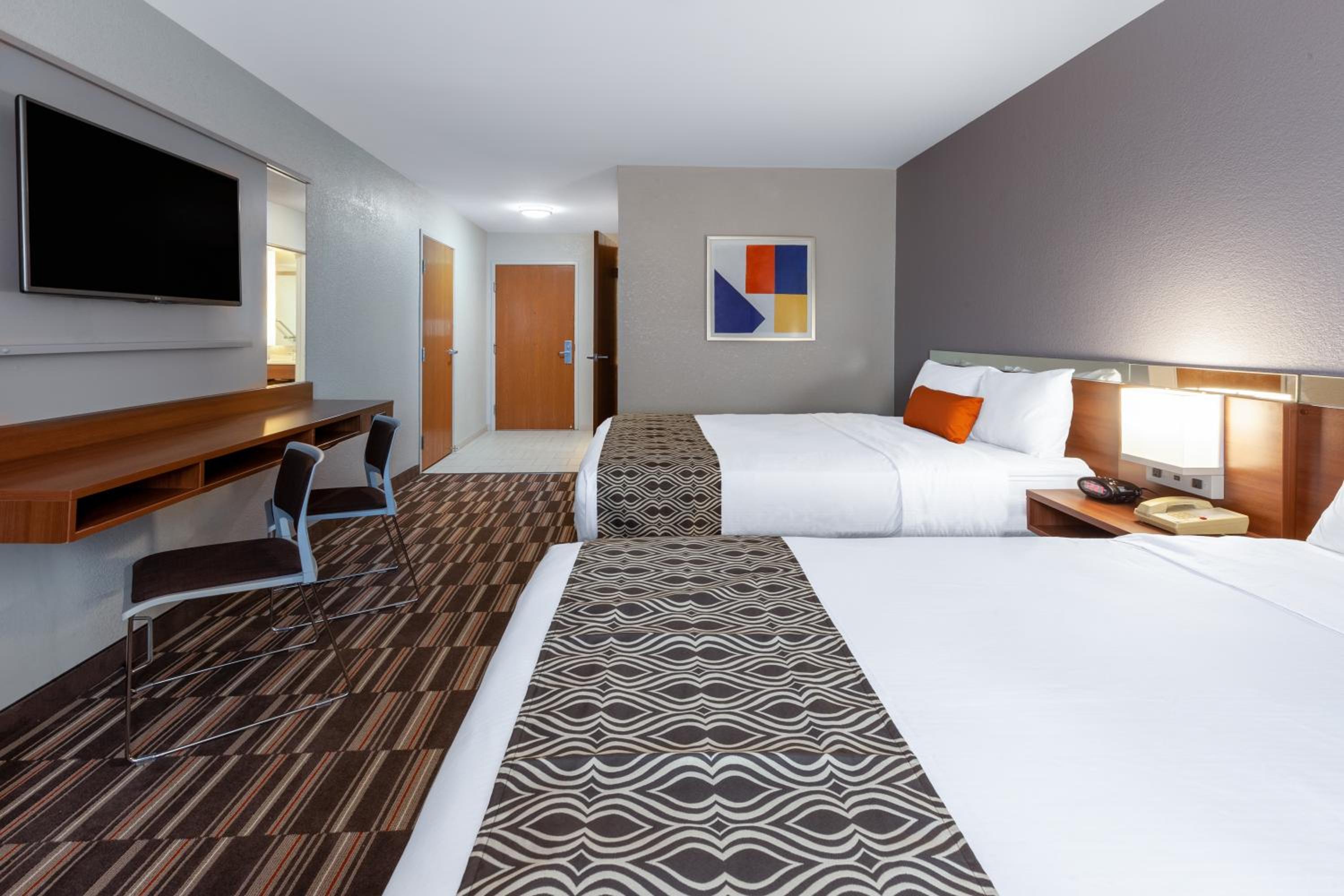 Queen Room with Two Queen Beds and Bath Tub - Mobility/Hearing Access - Non-Smoking - Photo 3