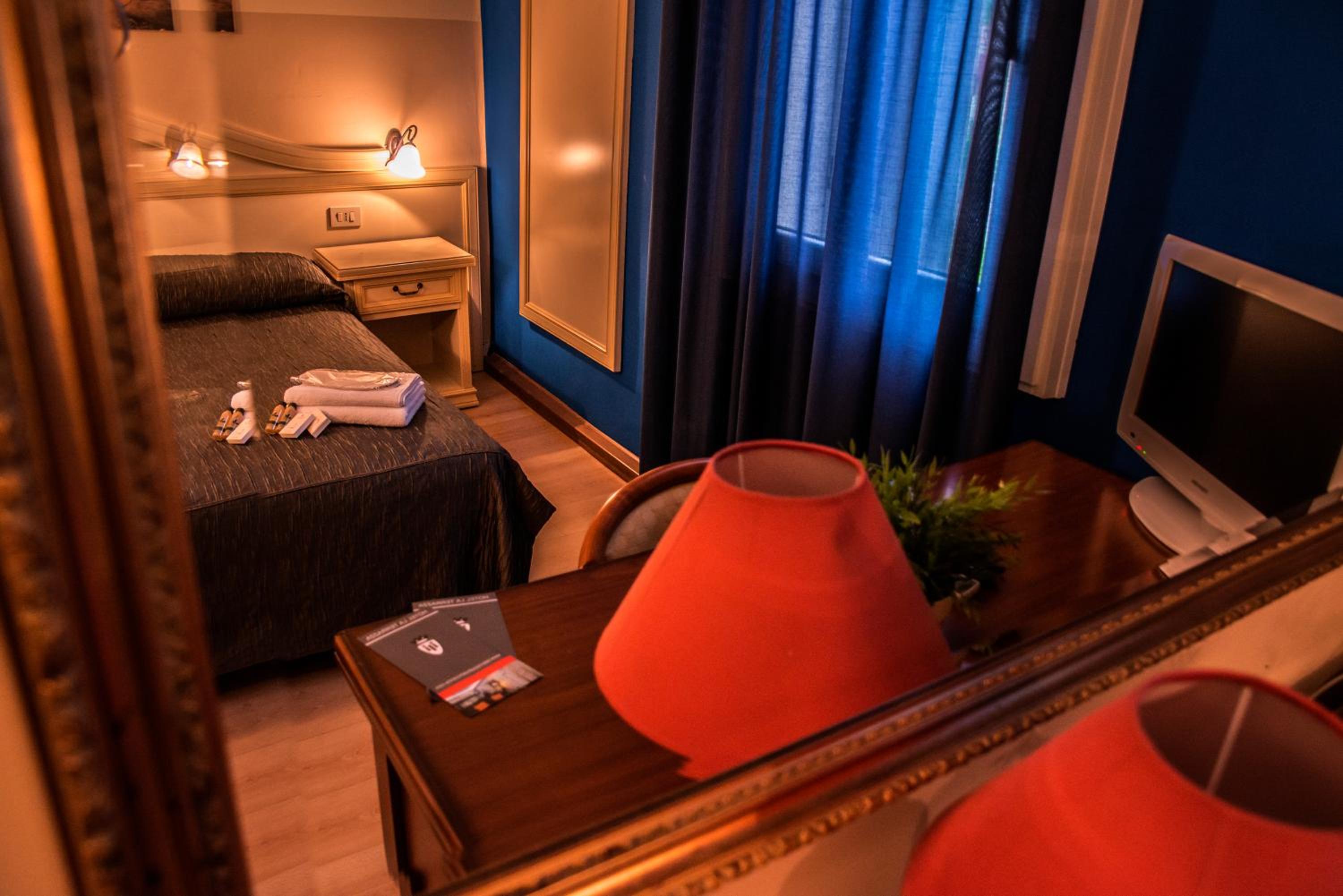 Double Room - Photo 5