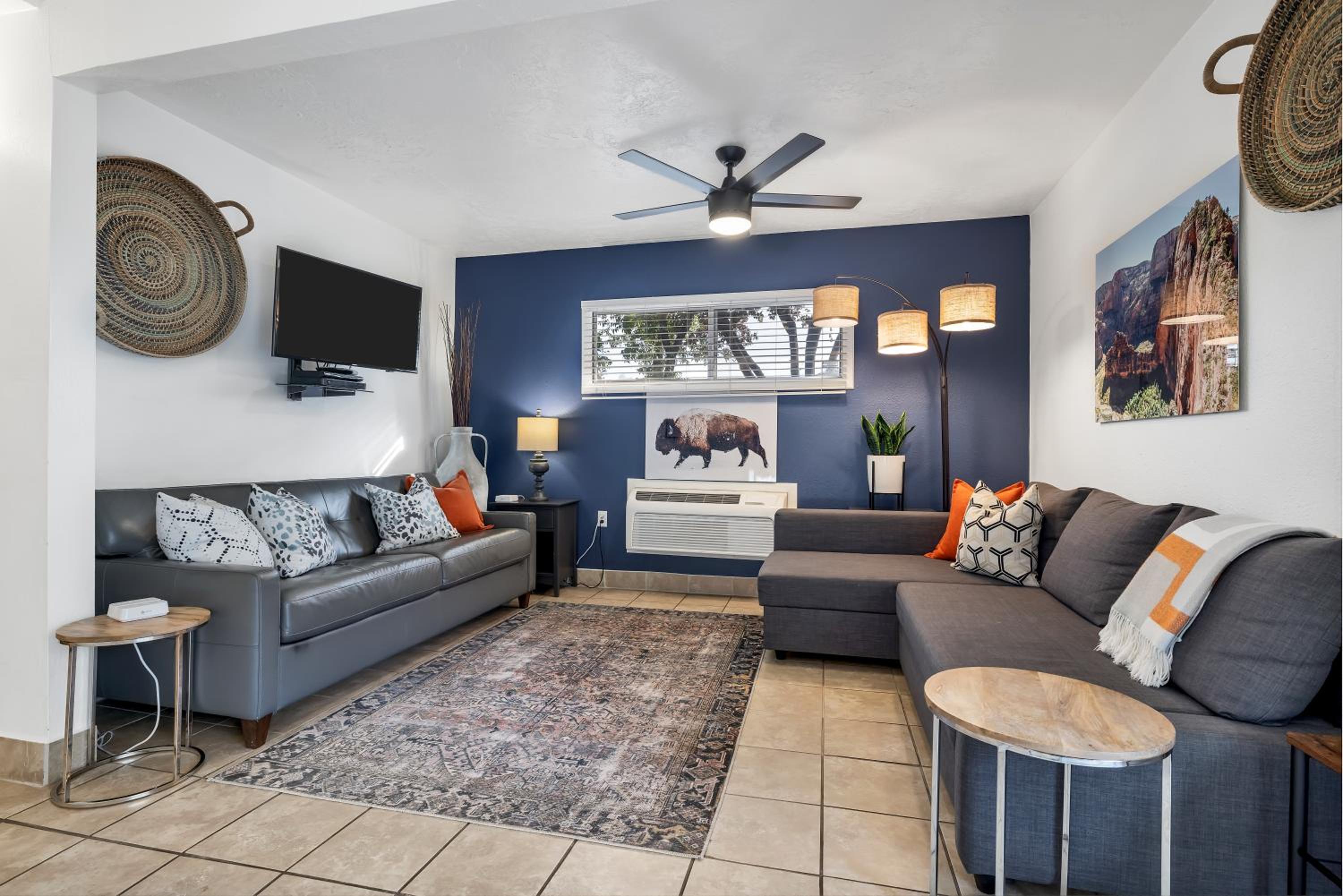 Deluxe Family Suite - Angels Landing Suite photo 1