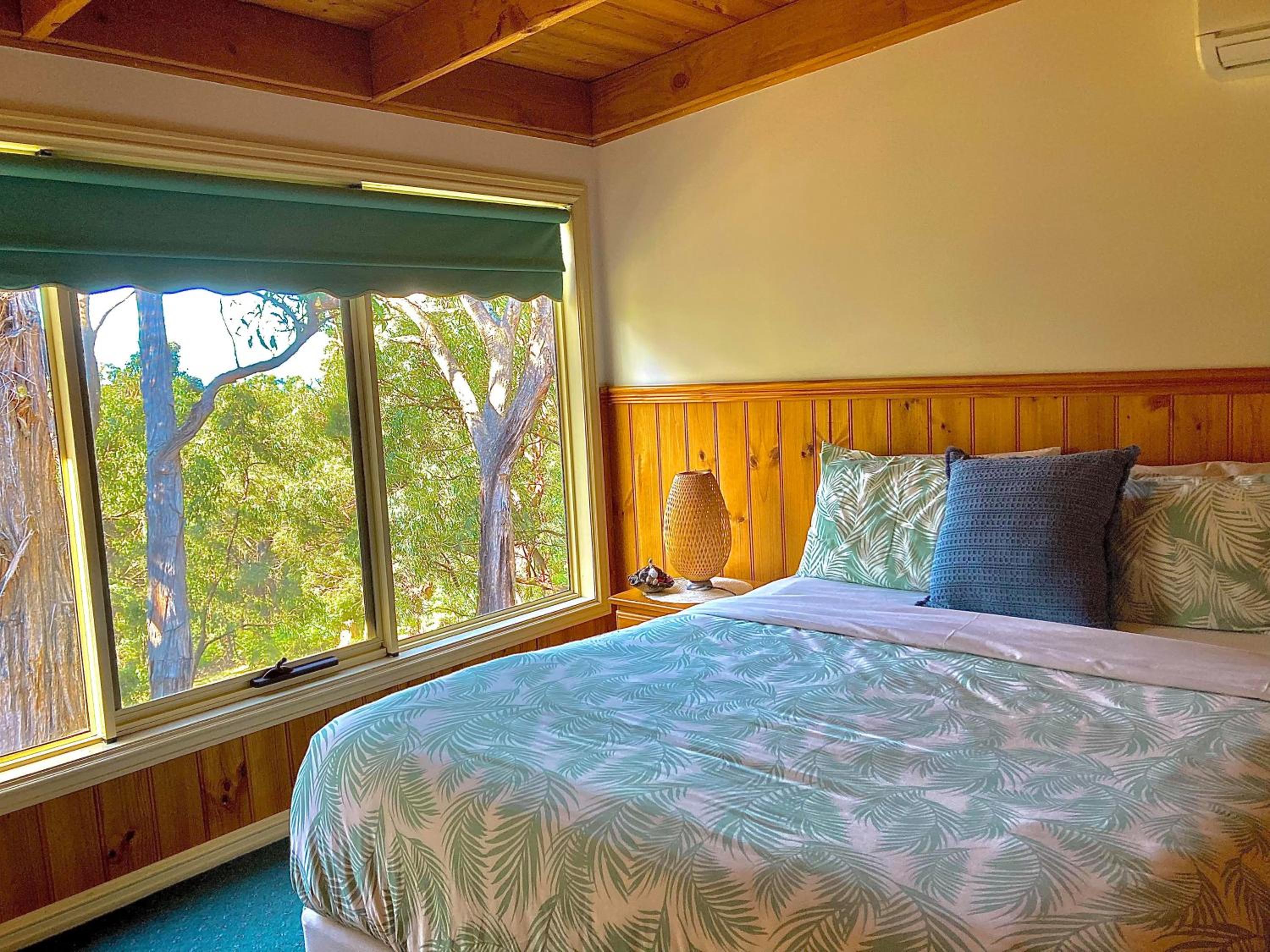 Sunrise Two-Bedroom Cottage with Spa Bath
