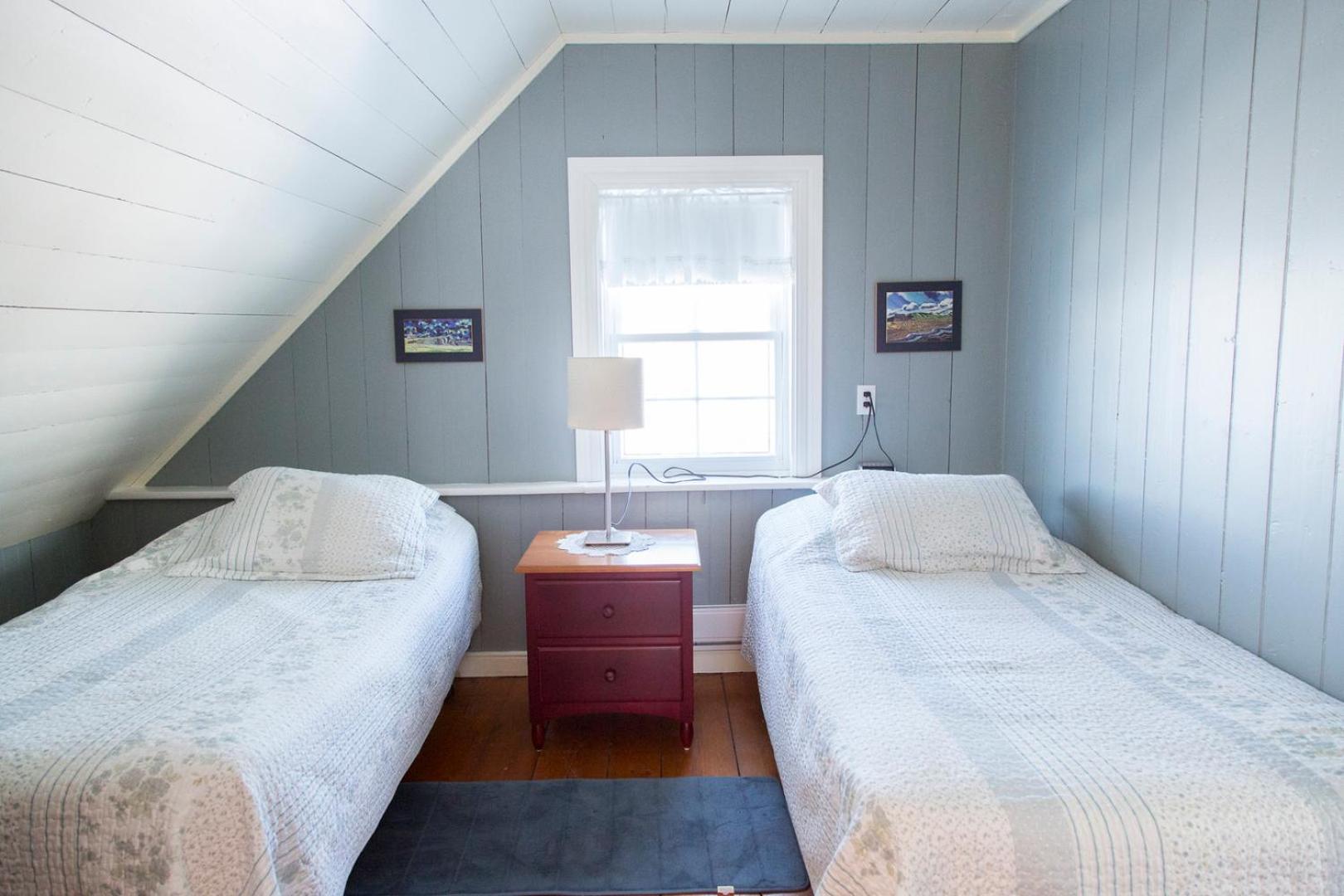 Twin Room with Two Twin Beds and Shared Bathroom photo 1
