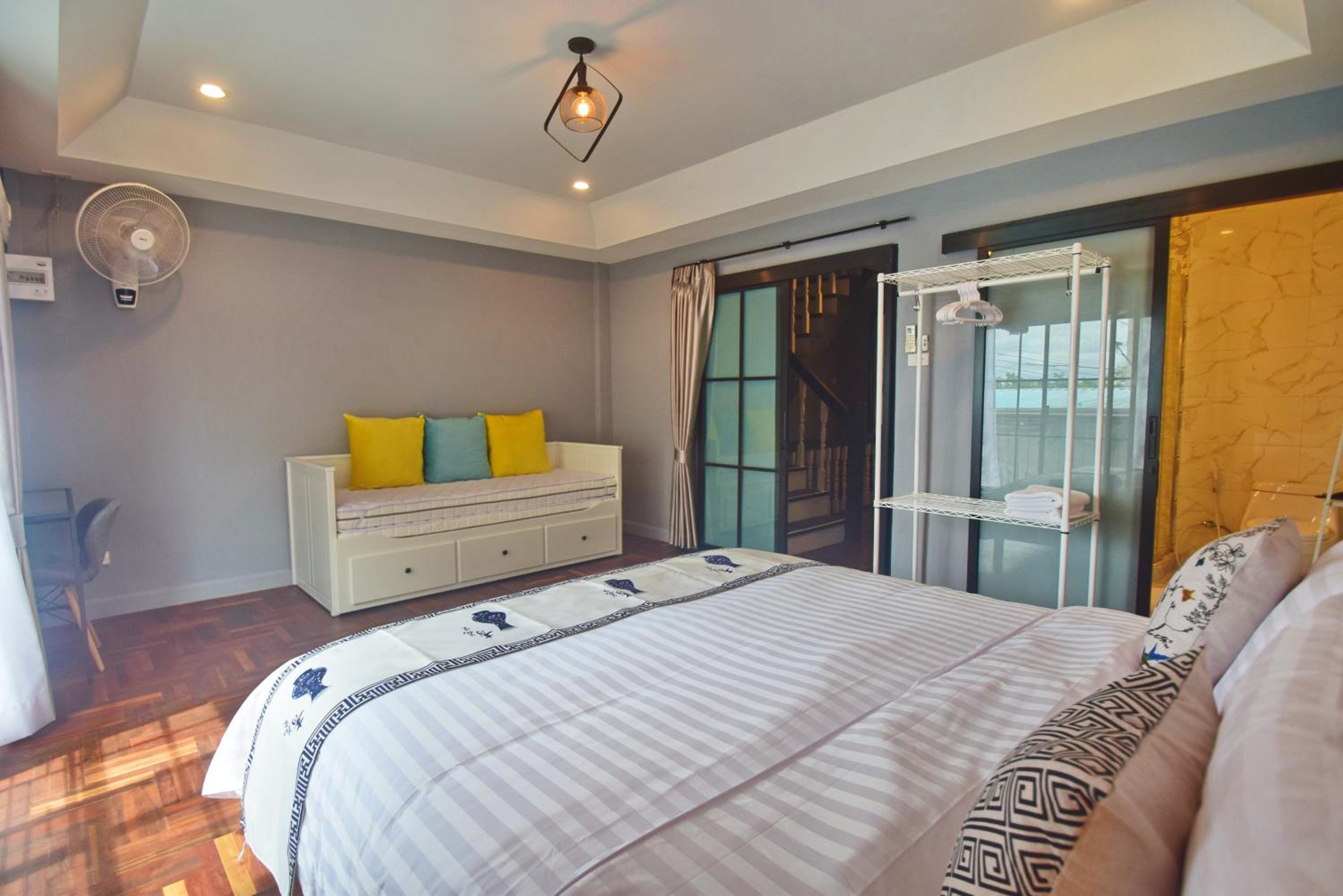 Three-Bedroom Townhouse - Photo 6