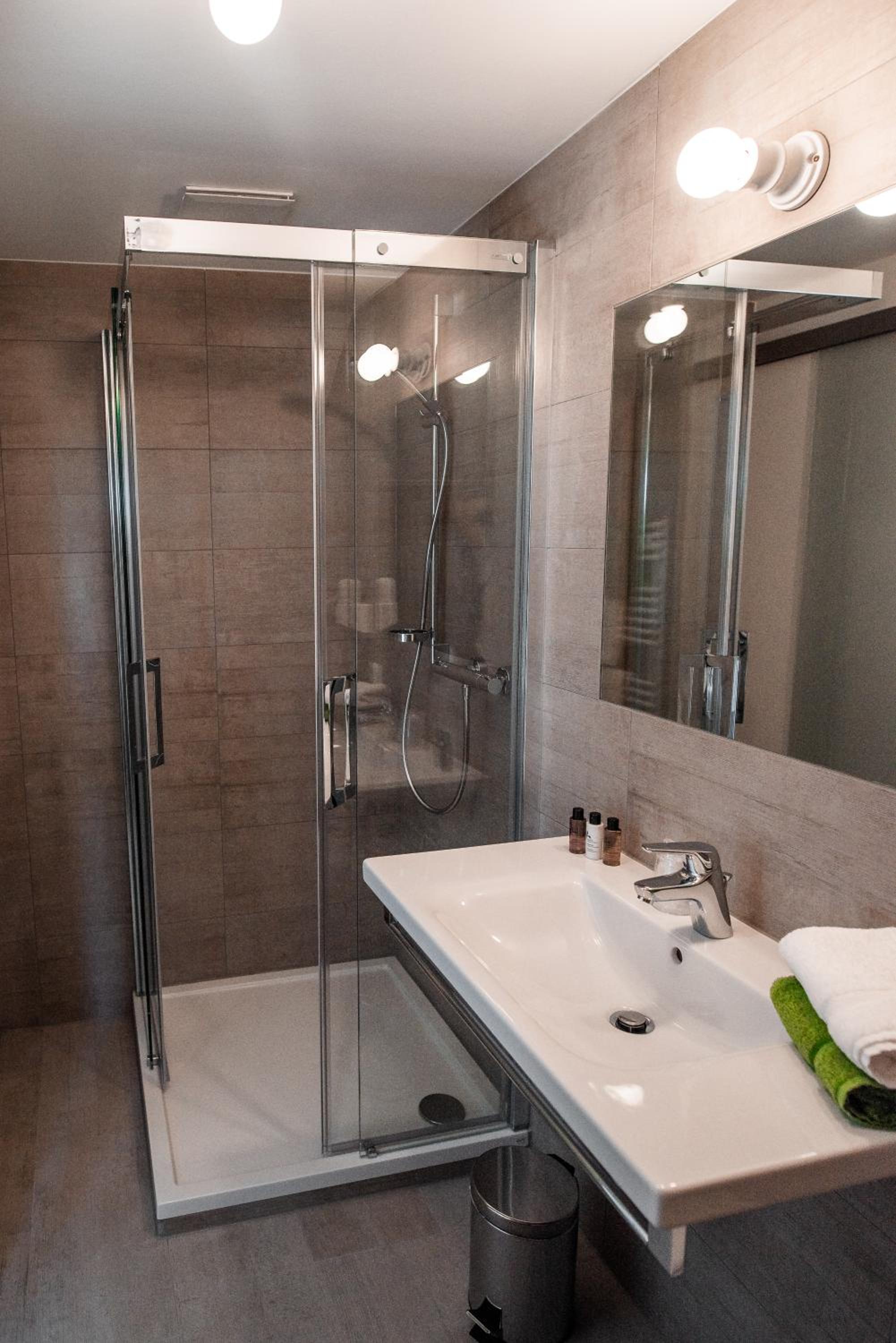 Single Room with Bathroom photo 3