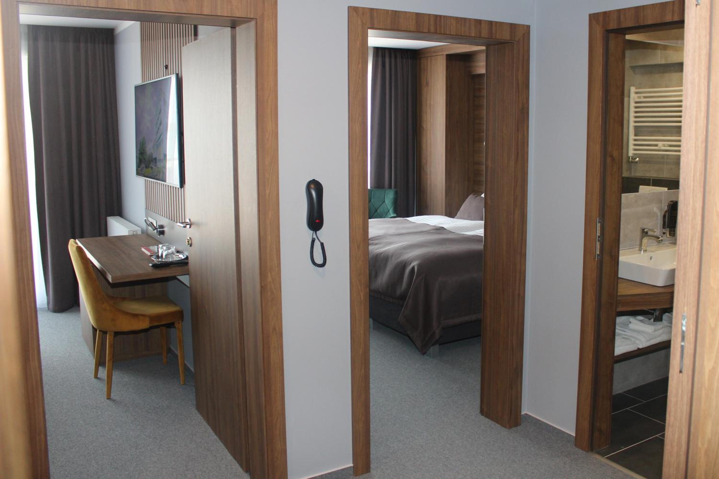 Quadruple Room with Lake View - Photo 5