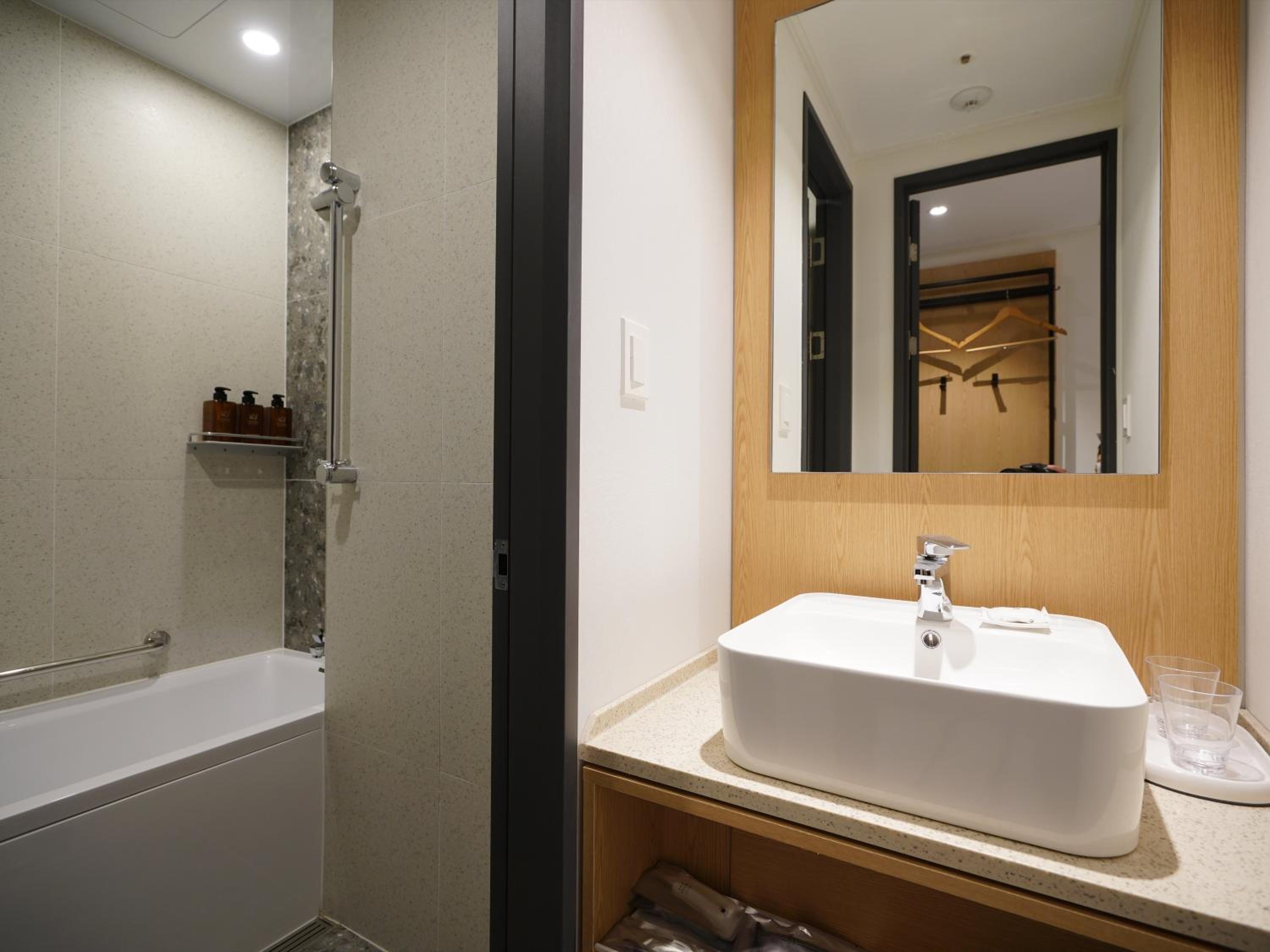 HighFloor Twin Room With Complimentary Breakfast - Photo 9