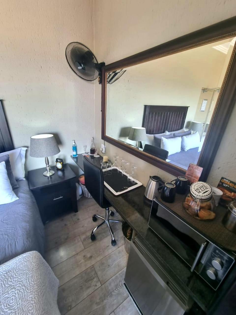 Queen Room with Balcony photo 2