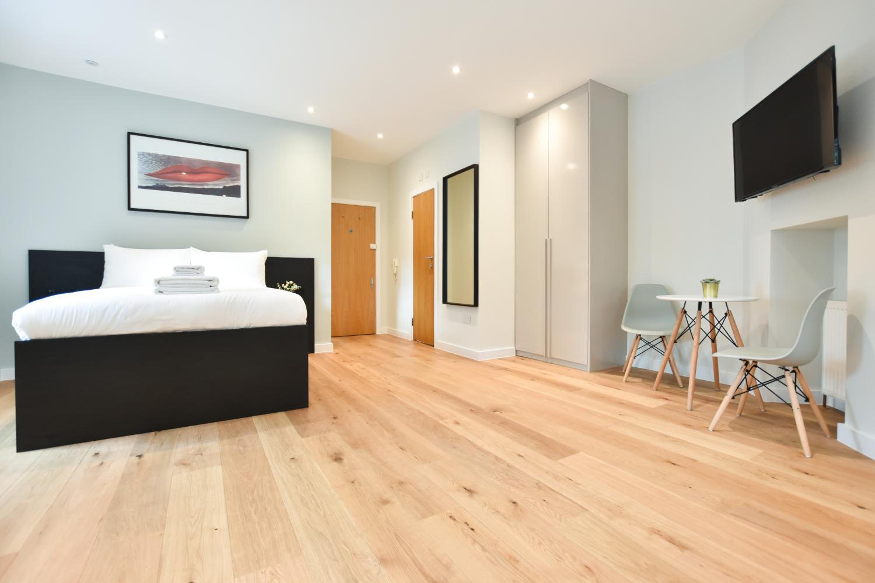 Deluxe Studio Apartment photo 2
