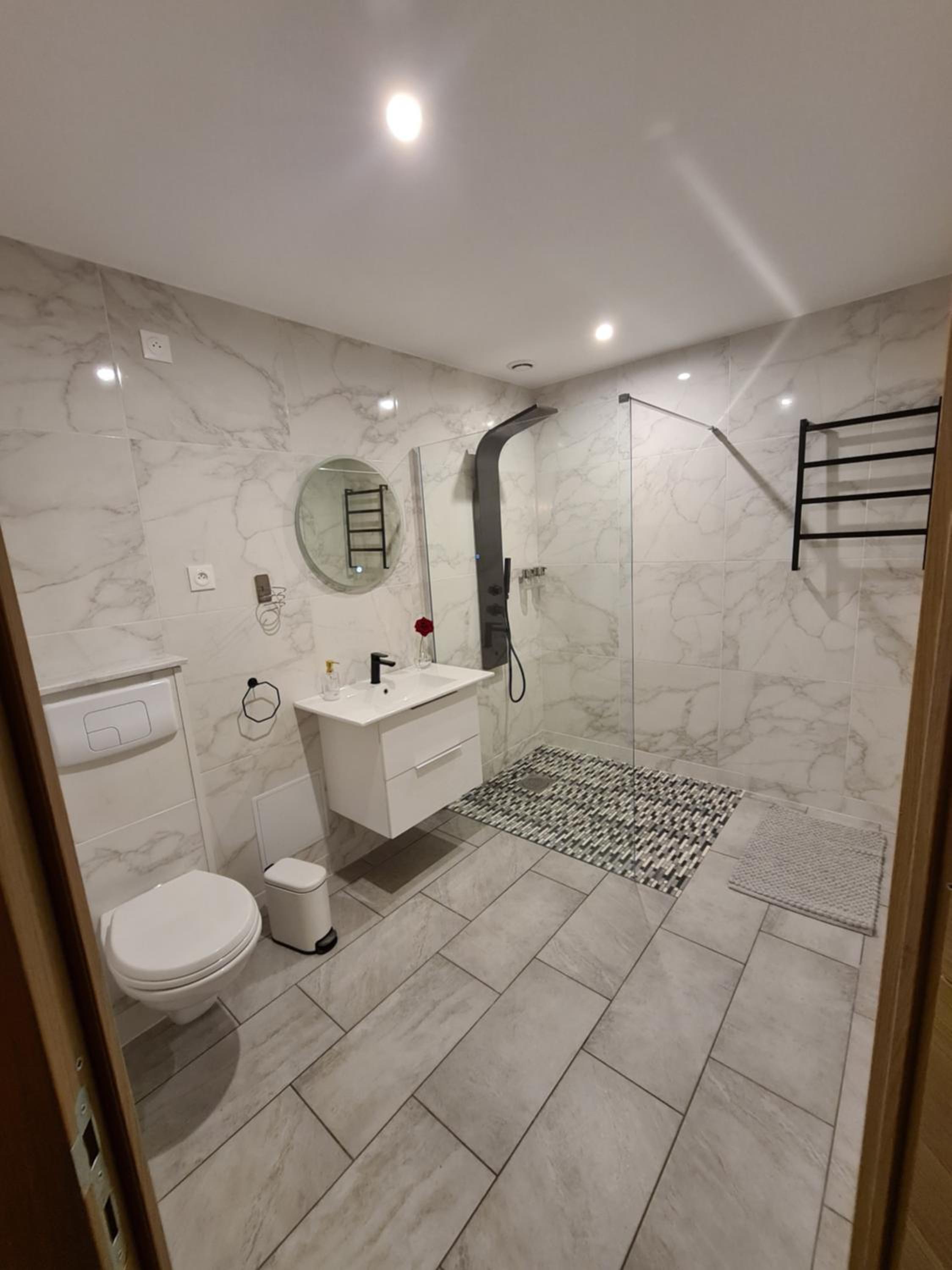 Large Double Room - Photo 12
