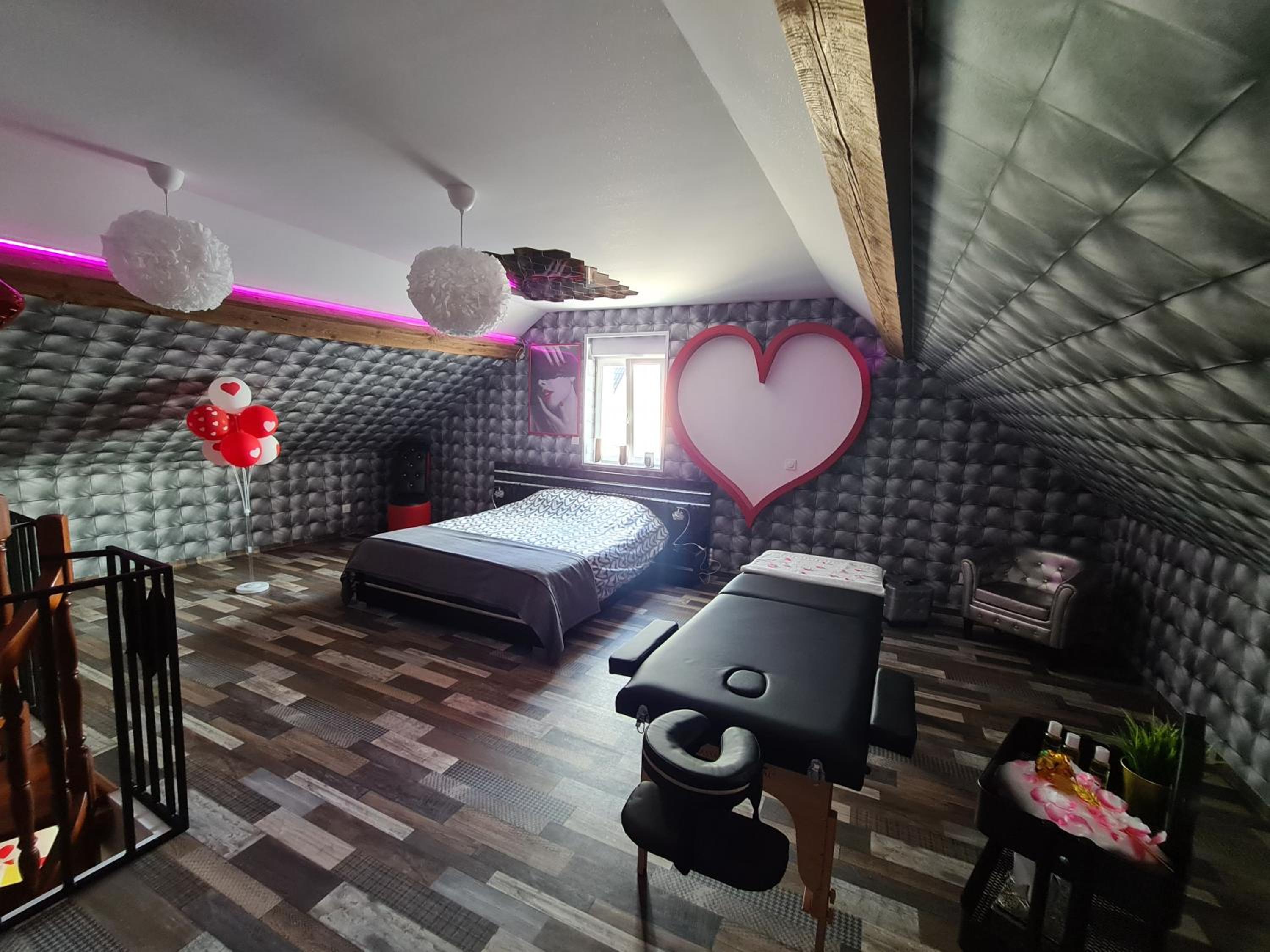 Large Double Room - Photo 17